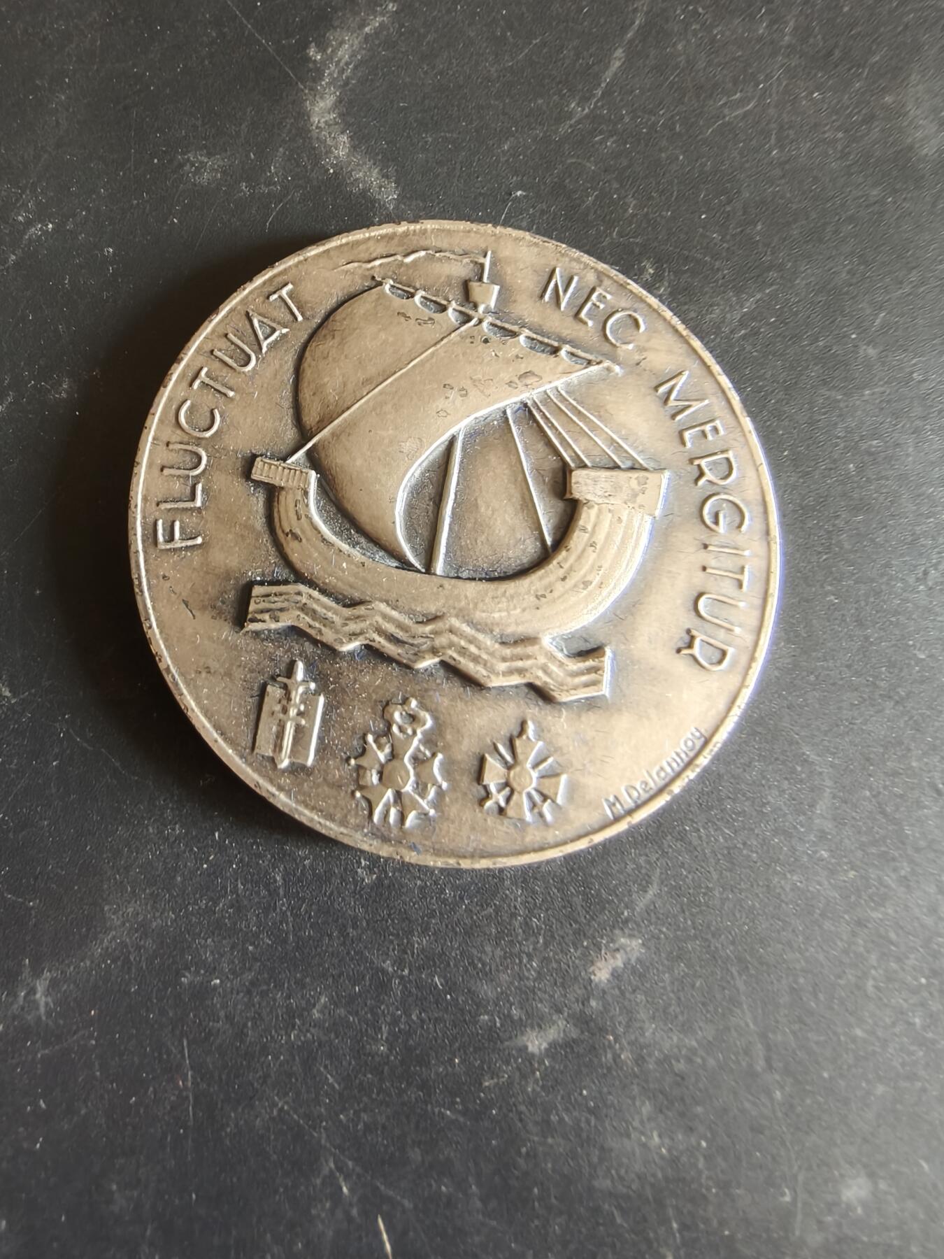 老王徽章第186期 法国巴黎市镀银大铜章    原盒     直径50mm    重量70g