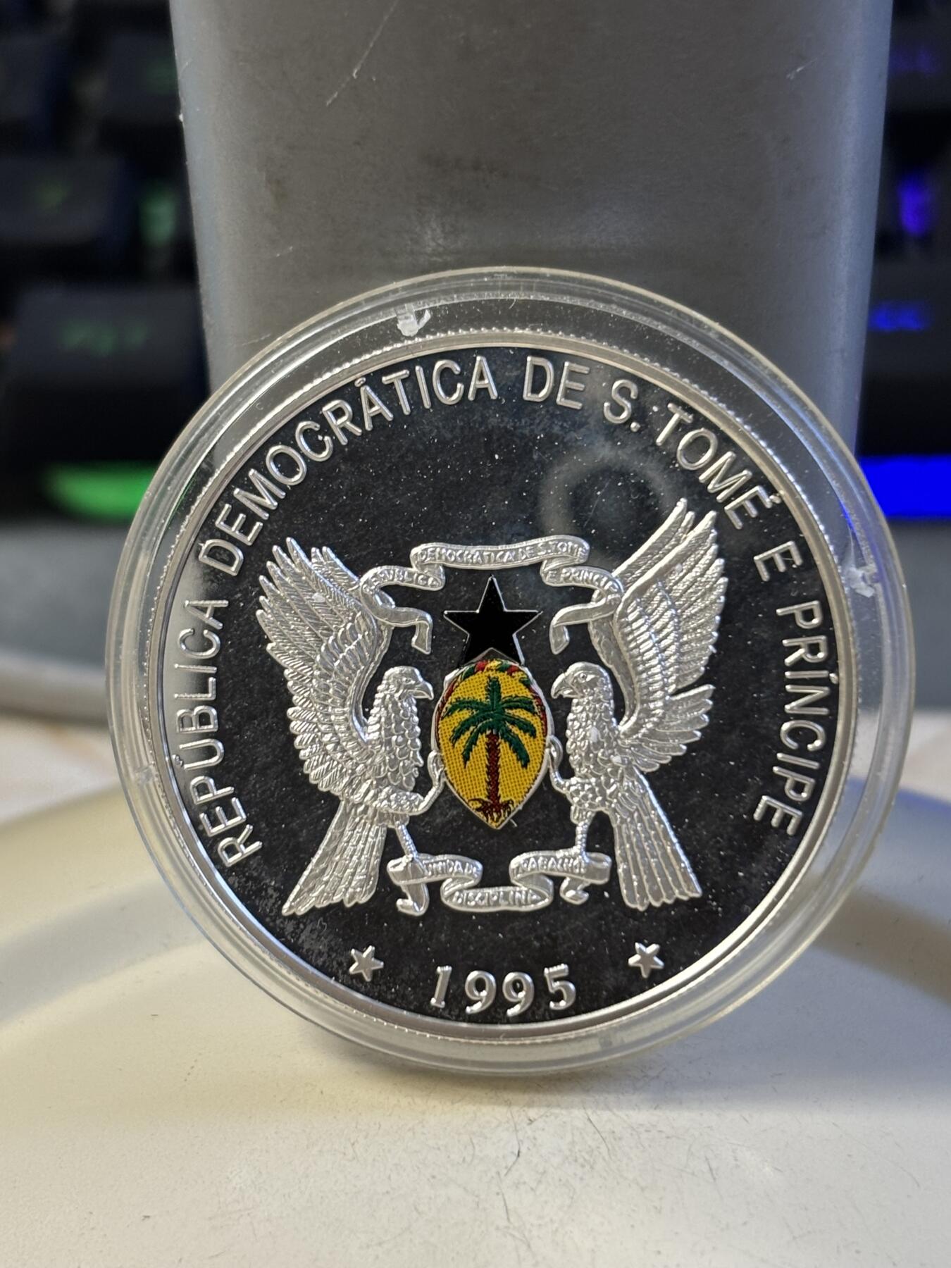 第193期拍卖 圣多美和普林西比1995年彩银鸟纪念银币，925银，25克，有氧化