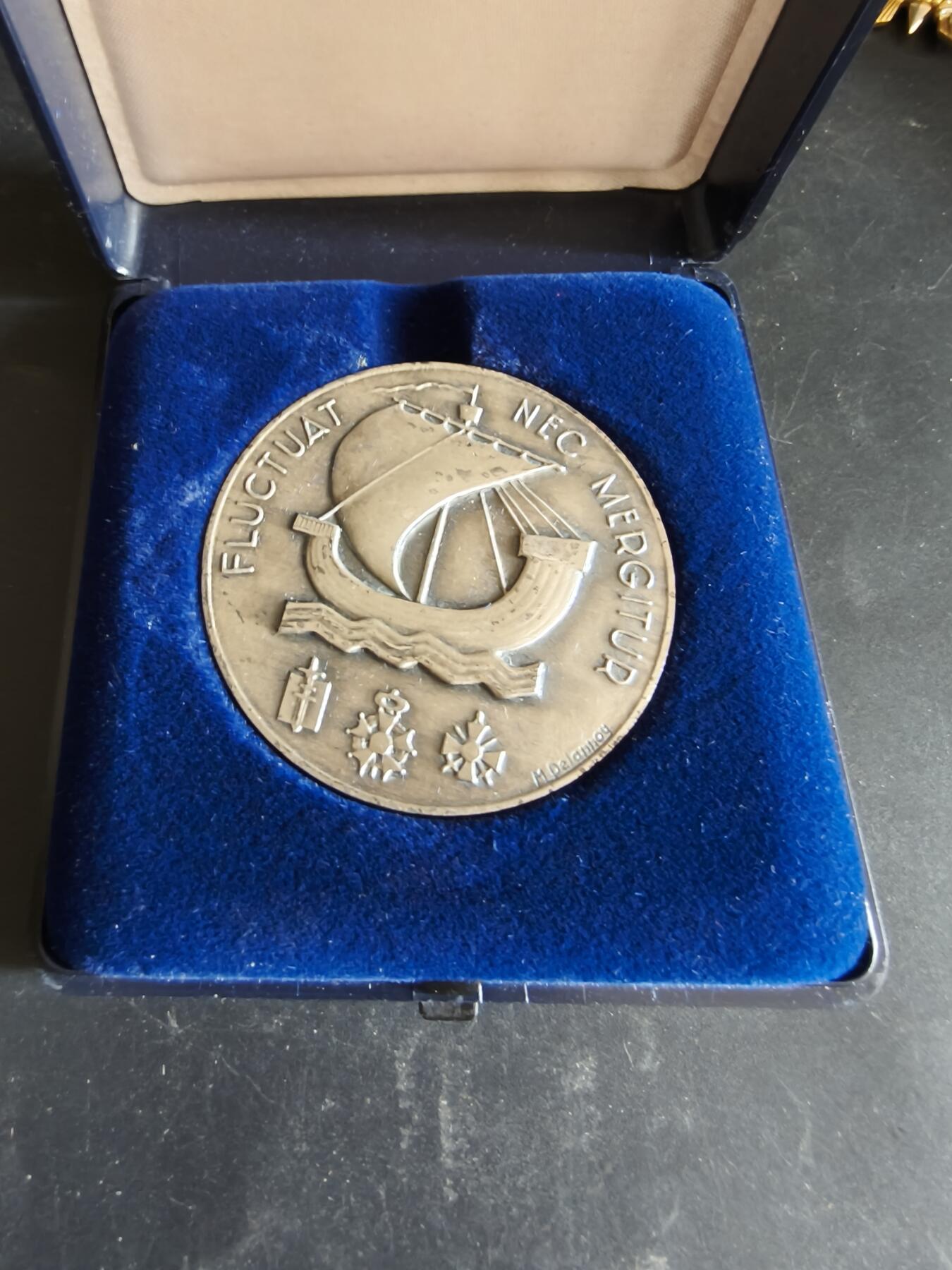 老王徽章第186期 法国巴黎市镀银大铜章    原盒     直径50mm    重量70g