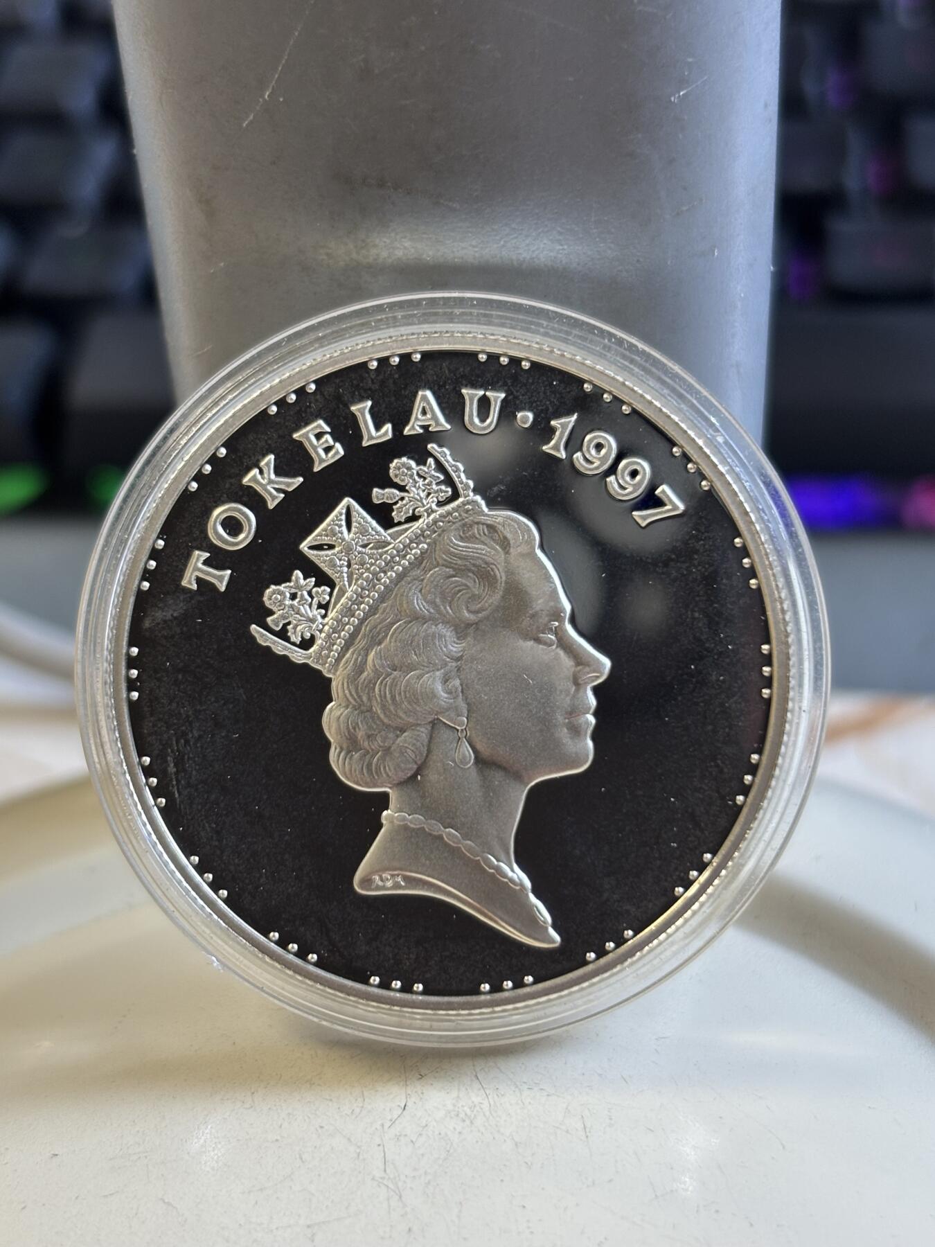 第193期拍卖 托克劳1997年庆祝国家独立活动纪念银币，28.28克925银，有氧化