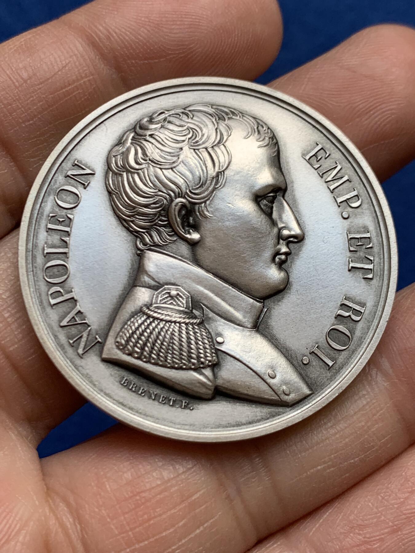 《竞宝斋》第468场 周日，周一 2场连拍 （全场包邮）欢迎送拍 拿破仑1815年在柏勒洛丰号战舰上向英国投降纪念银章，该银章为1969年后铸版本，少见品。直径：40.6mm，重：39.6g，丰饶角2银标