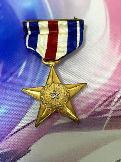 美德苏勋章奖章拍卖 本次各种都有 取消了保留价模式  德因原因只上2-3图 具体的想要的请联系我要完整图。都经过讨论未标明则全部是原品，保真 放心拍。3月4日晚上九点结束在麦稀奇 找不到的加我qq或者微信都是184277308备注苏章拍卖。 - 美国  银星勋章 (Silver Star Medal) 二战后期或者战后版本46-60年 较早期版本