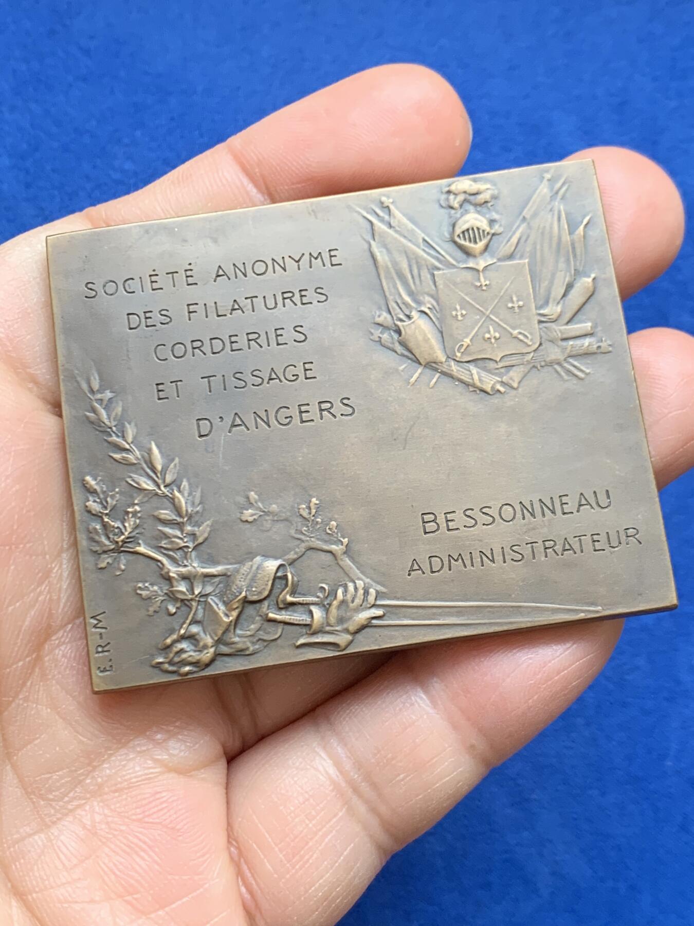 《竞宝斋》第468场 周日，周一 2场连拍 （全场包邮）欢迎送拍 法国击剑比赛铜质方章 94.8克 49.2*60.2mm 丰饶角铜标