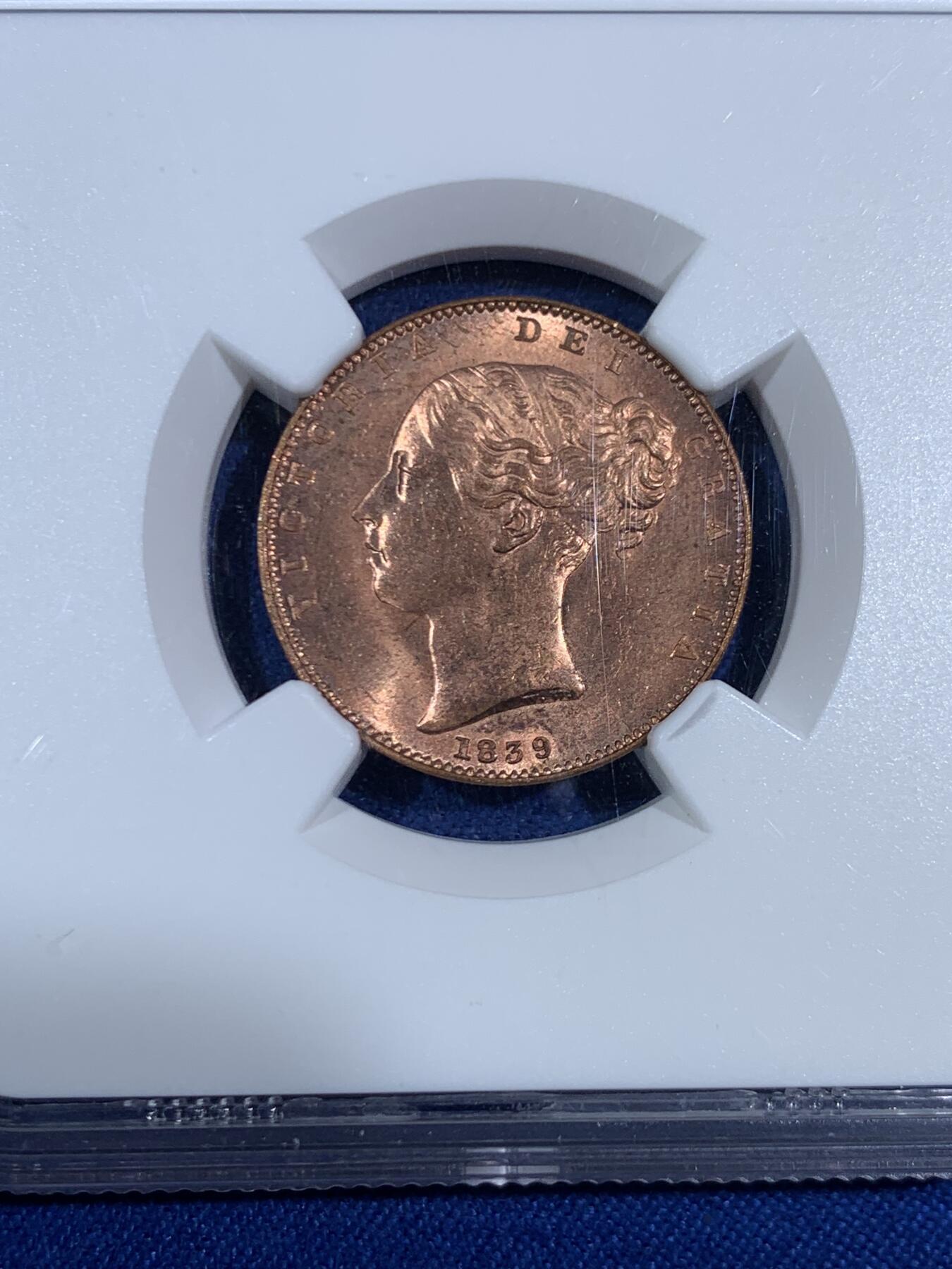 《竞宝斋》第468场 周日，周一 2场连拍 （全场包邮）欢迎送拍 NGC MS63+RD 英属马恩岛1839年小维1/4便士，单年版，近出厂级铜光，保存极佳，历经近200年仍耀眼夺目，实属难得。初版小维头像+三条腿。年初同品种62BN稀奇700元不含佣成交，高分+RD极为难得