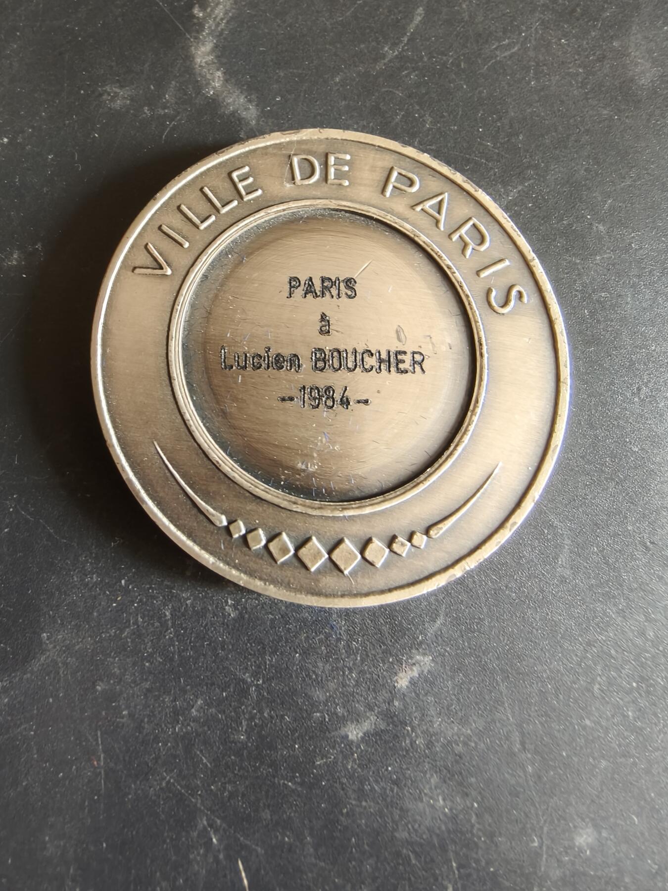 老王徽章第186期 法国巴黎市镀银大铜章    原盒     直径50mm    重量70g
