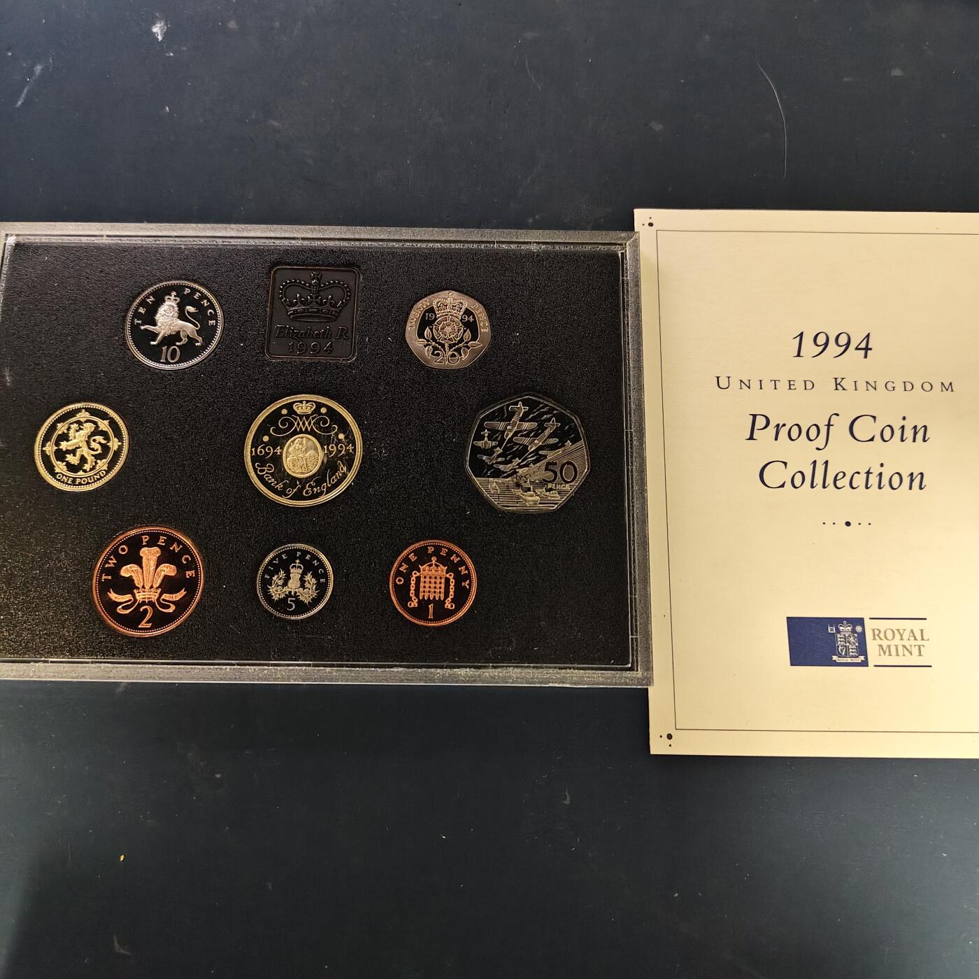 【全场包邮】纯粹捡漏拍511场 英国1994年官方精制套币-塑盒带证书-含2镑英格兰银行300周年+1镑苏格兰狮徽+50便士D-DAY五十周年（获奖币）精制纪念币