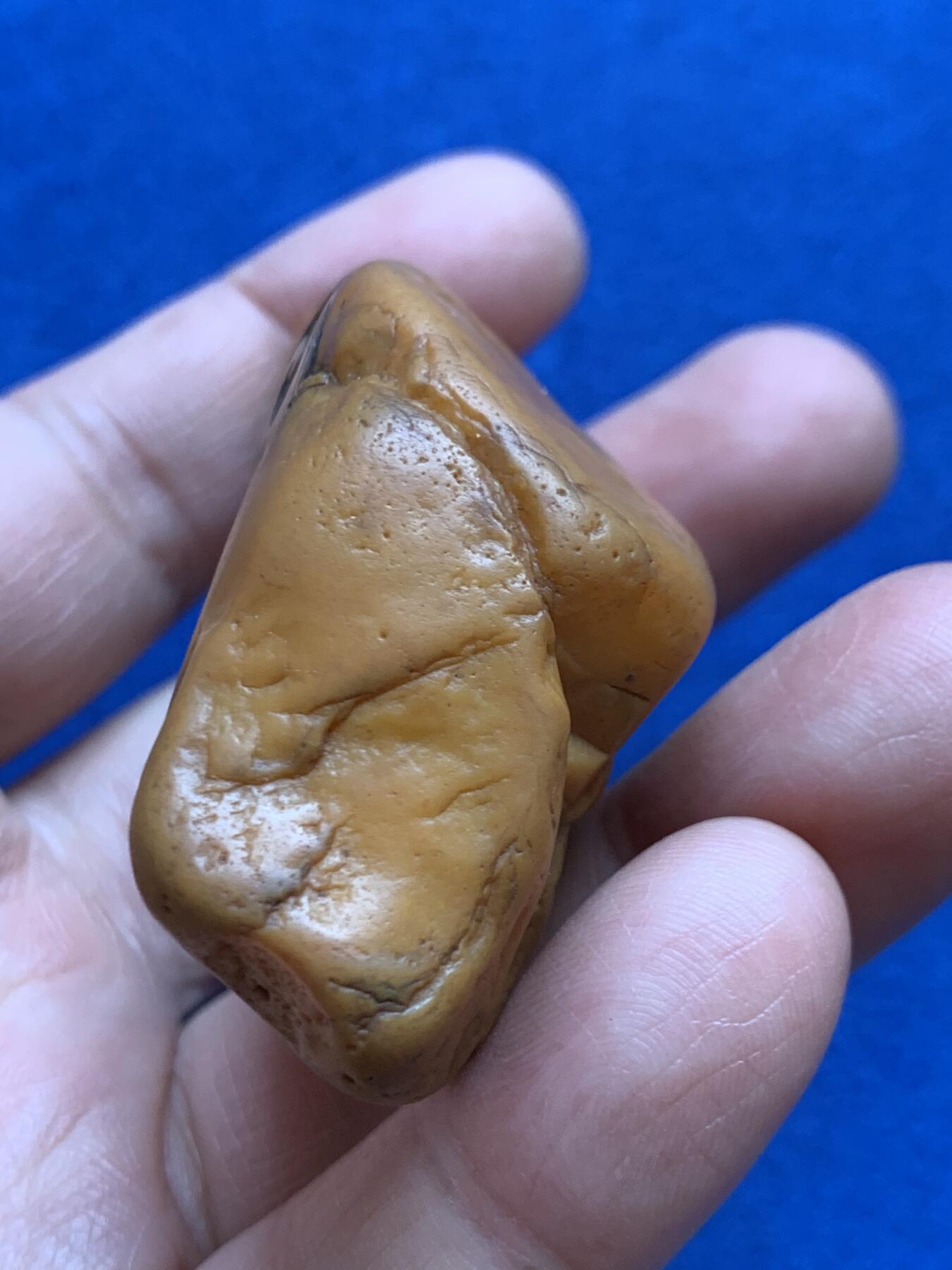 《竞宝斋》第468场 周日，周一 2场连拍 （全场包邮）欢迎送拍 黄蜡石石雕·复古马头印 手把件，原石质地、油性、玉化都很好，太阳光下，内部玉化的肉色可见，重87.9克