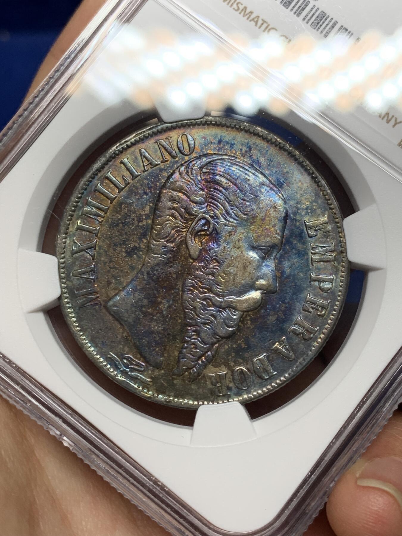 《竞宝斋》第468场 周日，周一 2场连拍 （全场包邮）欢迎送拍 NGC AUD 1866年墨西哥帝国马克西米利安一世 1比索大银币 幽兰色包浆 币面高点具在 流通痕迹轻微 观感不错