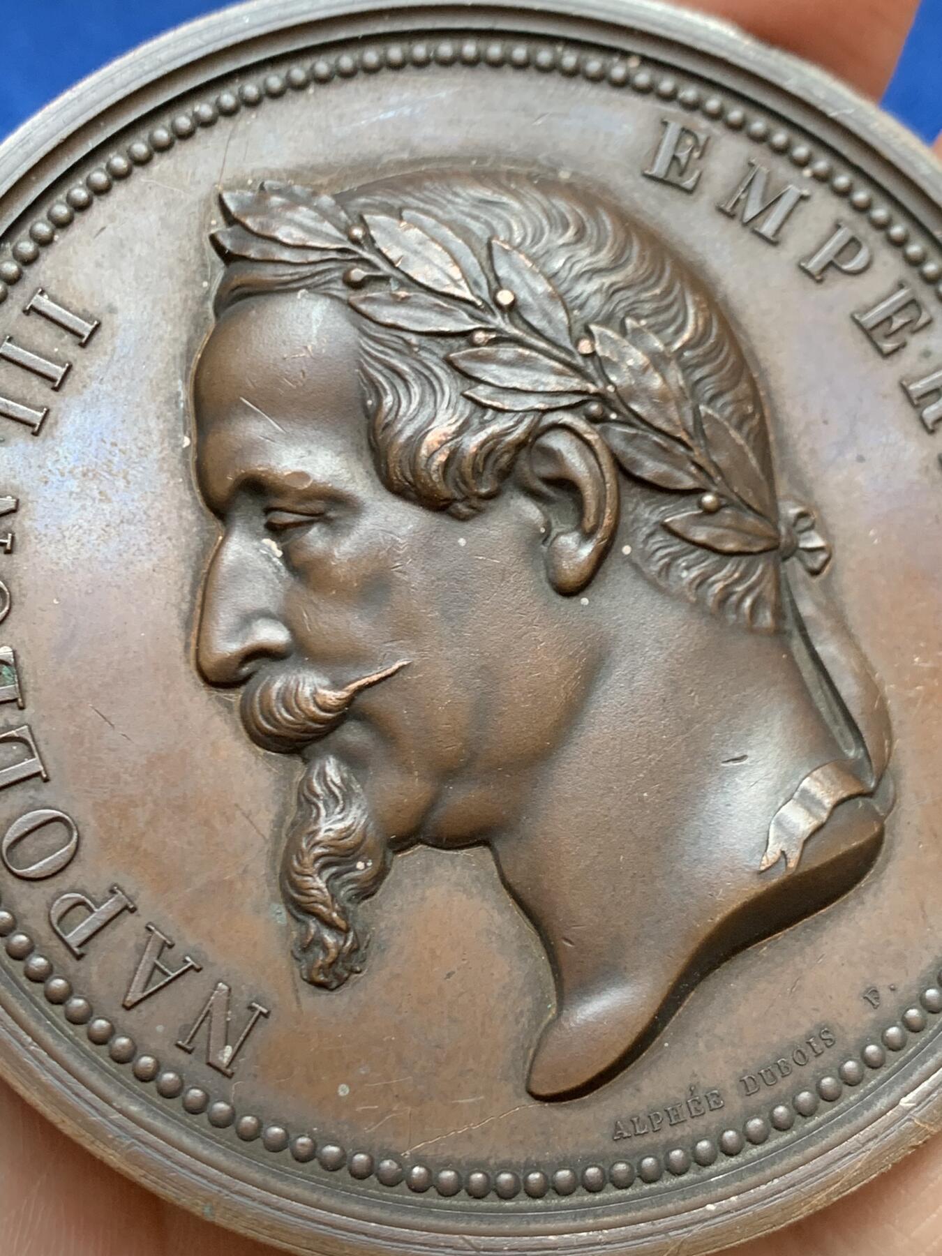 《竞宝斋》第468场 周日，周一 2场连拍 （全场包邮）欢迎送拍 1866年法兰西第二帝国滨海布洛涅国际渔业博览会纪念大铜章 254.1克 81mm 蜜蜂铜 原铸章 作者阿尔菲·杜布瓦，此枚以渔业为主题的奖章极为罕见。高品好细节，双面超高浮雕。