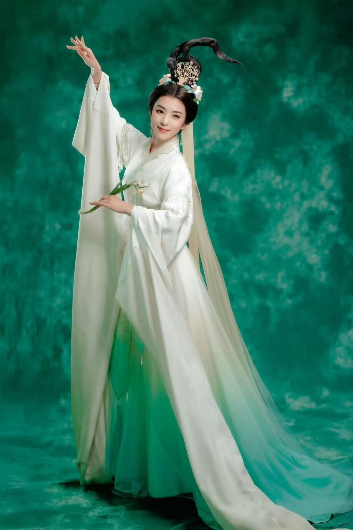 零元拍：凌波踏月，岁序归圆。2026马年春晚《贺花神》腊月水仙花神，越剧名家李云霄亲签水仙花神洛神甄宓春帖