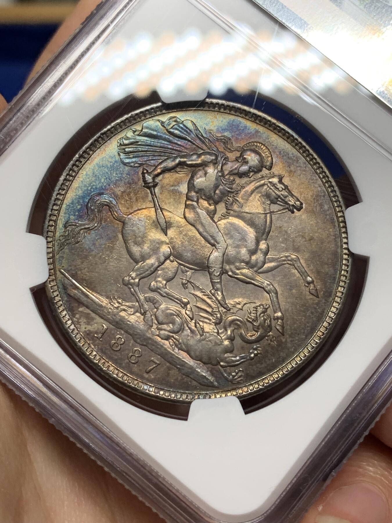 《竞宝斋》第468场 周日，周一 2场连拍 （全场包邮）欢迎送拍 NGC AU58 英国 1887年 维多利亚高冠马剑克朗大银币 币面五彩转光 背面环彩