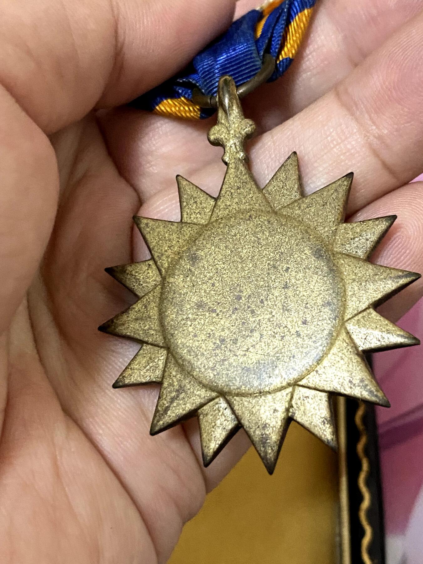 美德苏勋章奖章拍卖 本次各种都有 取消了保留价模式  德因原因只上2-3图 具体的想要的请联系我要完整图。都经过讨论未标明则全部是原品，保真 放心拍。3月4日晚上九点结束在麦稀奇 找不到的加我qq或者微信都是184277308备注苏章拍卖。