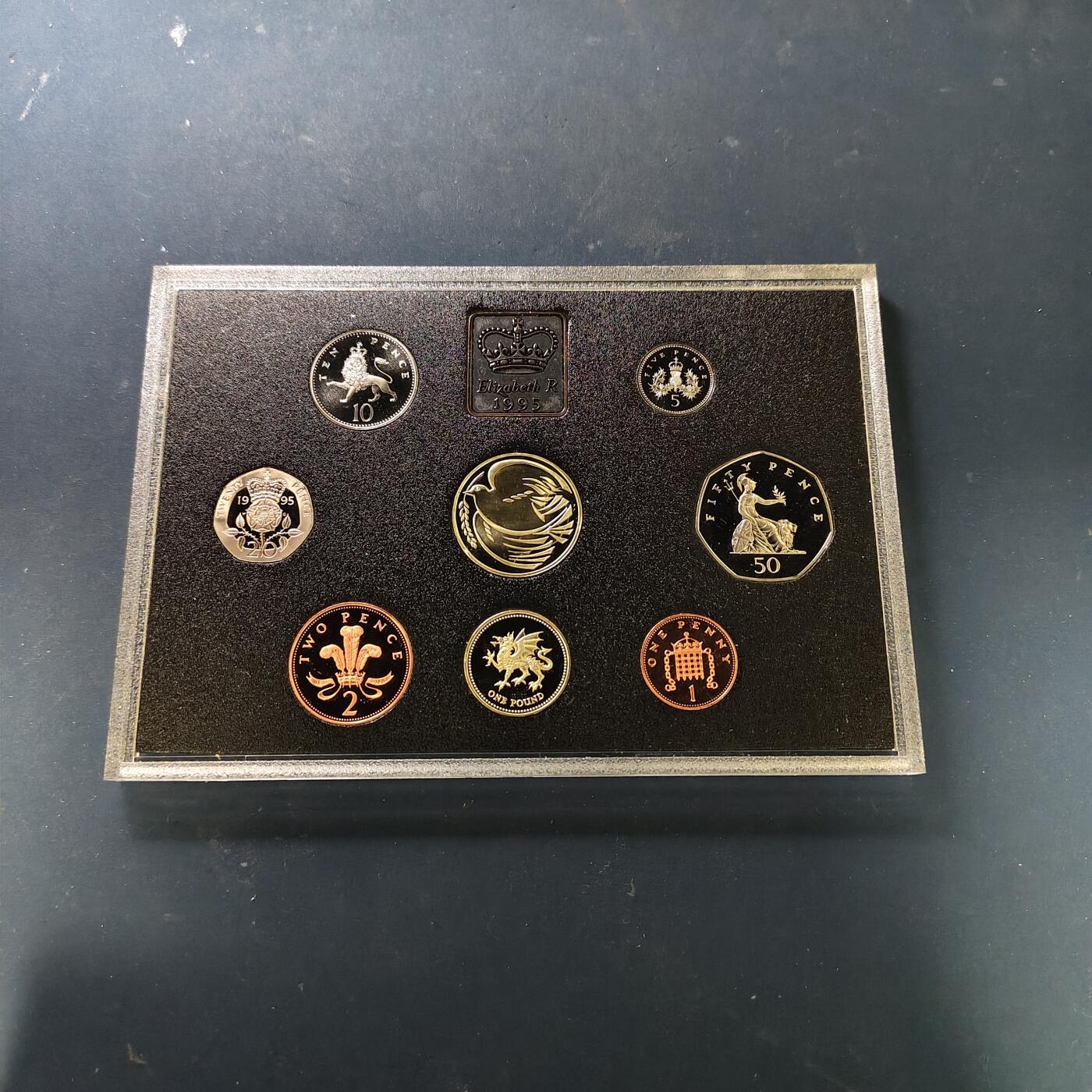 【全场包邮】纯粹捡漏拍511场 英国1995年官方精制套币-塑盒带证书-含2镑二战胜利50周年+1镑威尔士红龙精制纪念币