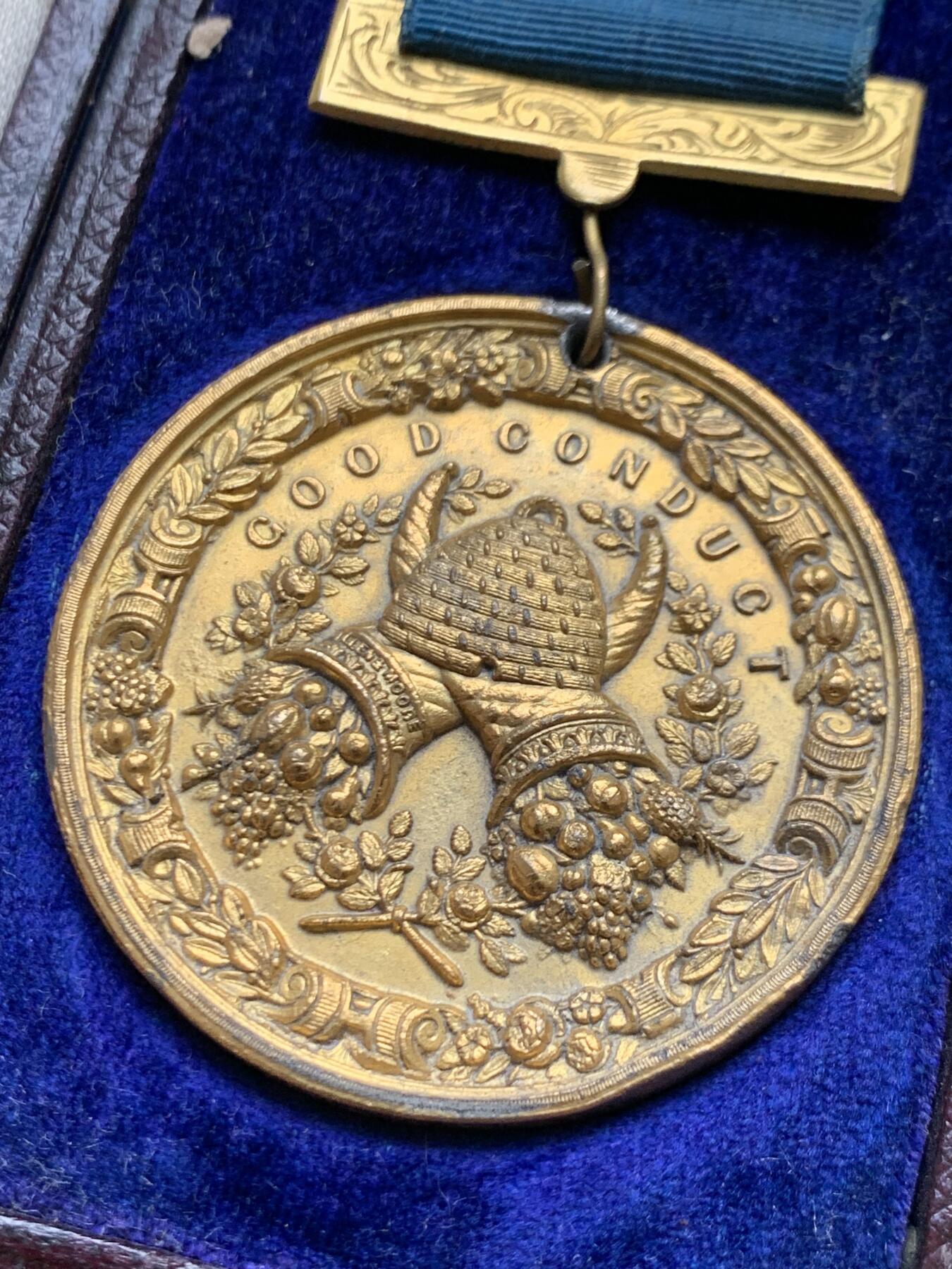 《竞宝斋》第468场 周日，周一 2场连拍 （全场包邮）欢迎送拍 英国19世纪行为良好白色金属镀金奖章，少见的行为良好镀金挂章，正面为丰饶角交叠于蜂房之下，品相好，带原盒，总重约36.1克。