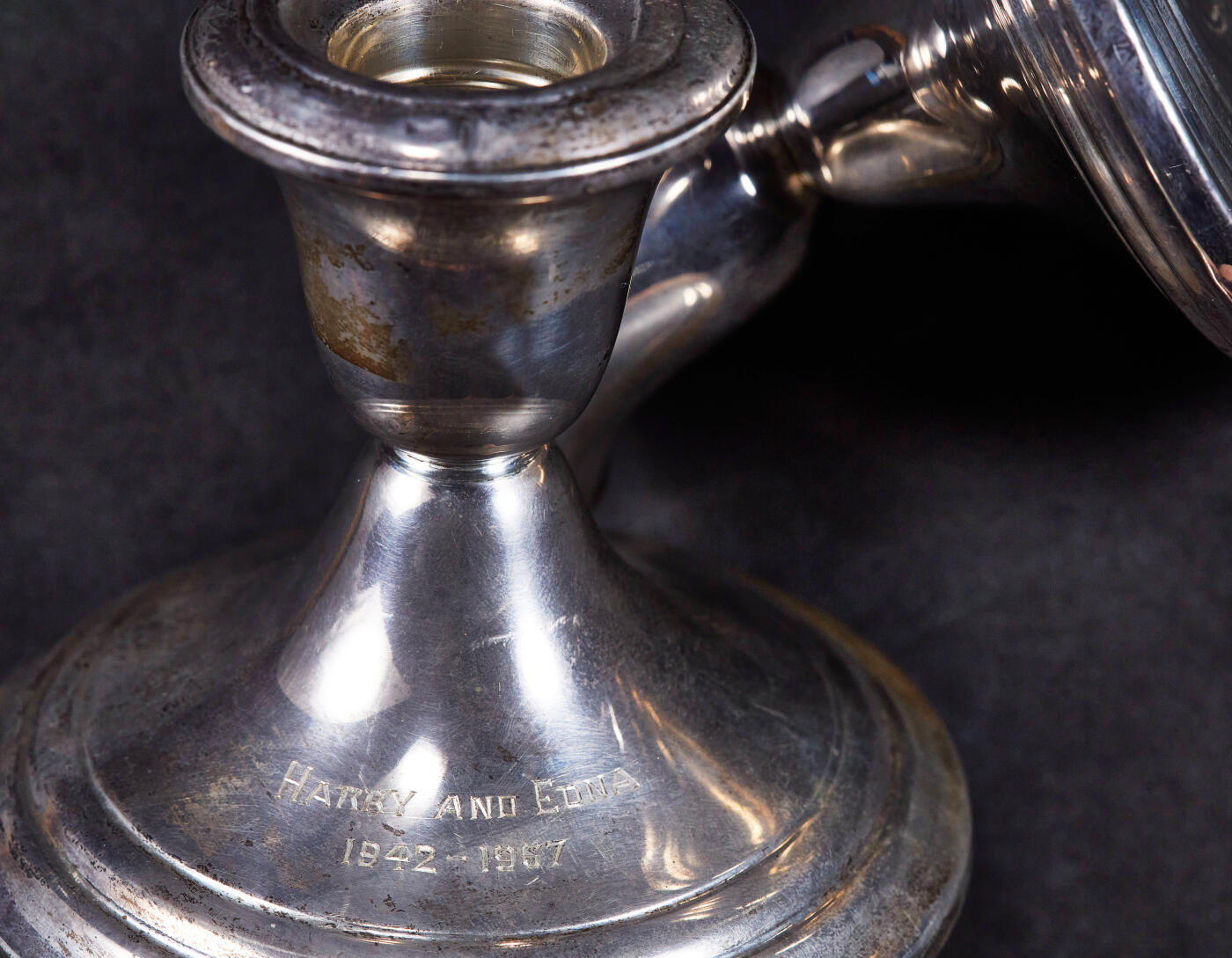 【俄甄集藏】2026年(049)03-18星期三 晚 19:30 全场包邮 英国1967年银婚纪念古董银烛台2支一对，底座直径：95mm，高：85mm，口直径：50mm，重量：629.5克，烛台有配重，有使用痕迹，925银，含银比重约20%