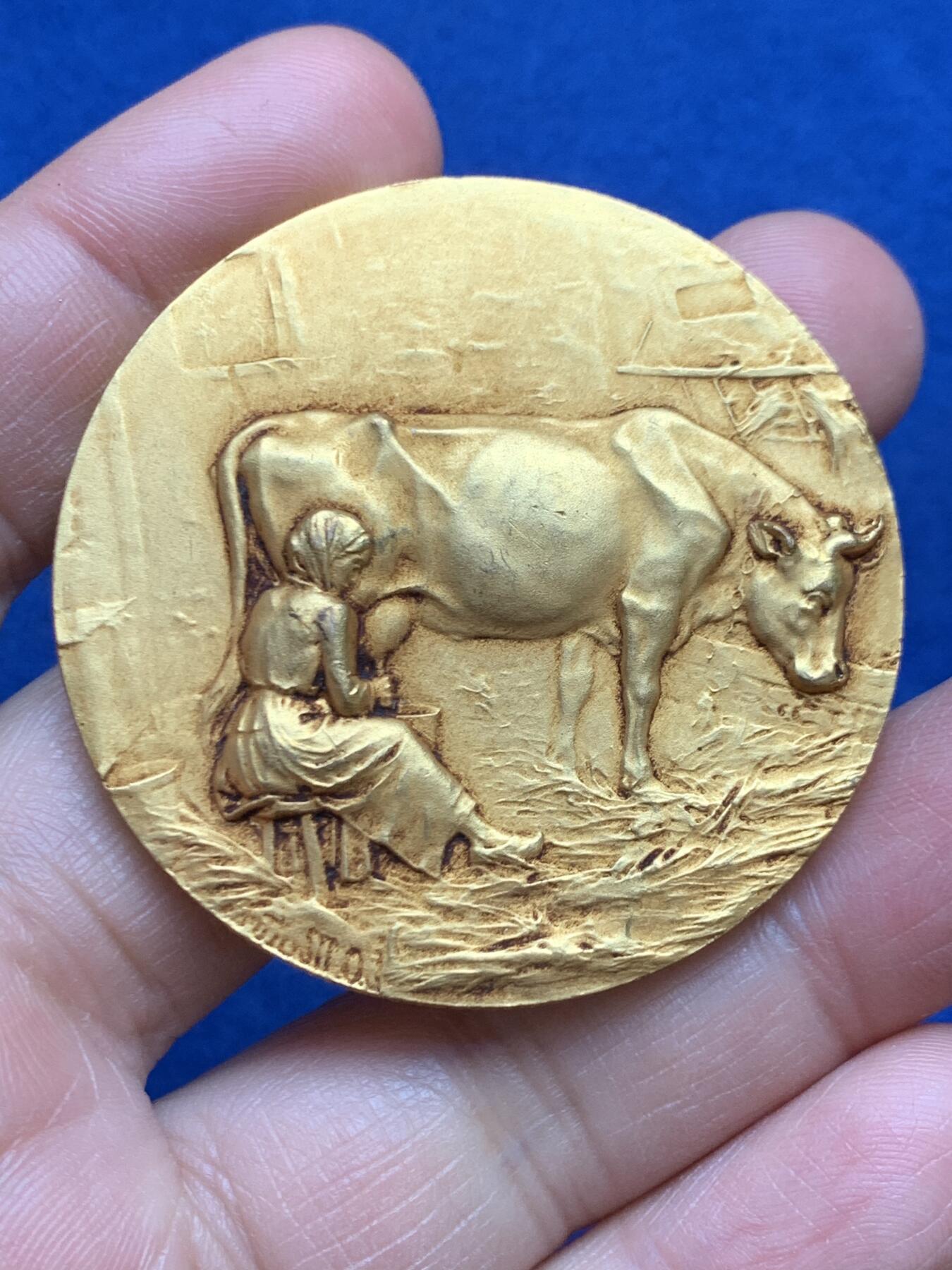 《竞宝斋》第468场 周日，周一 2场连拍 （全场包邮）欢迎送拍 法国畜牧业镀金铜章 51.3克 49mm 三角铜标