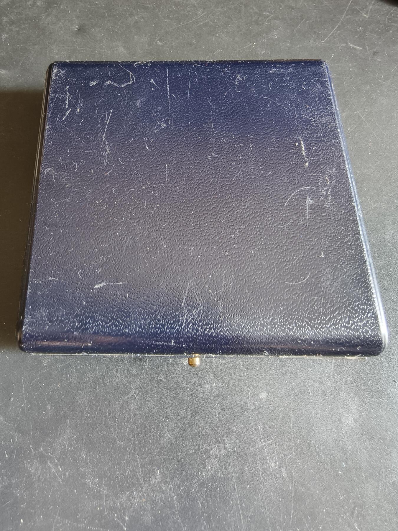 老王徽章第186期 法国战列舰“让·巴尔”号战列舰大铜章     乔治·吉罗作品    正面为法国著名海军将领让·巴尔将军     原盒      直径68mm    重量198.3g     高浮雕