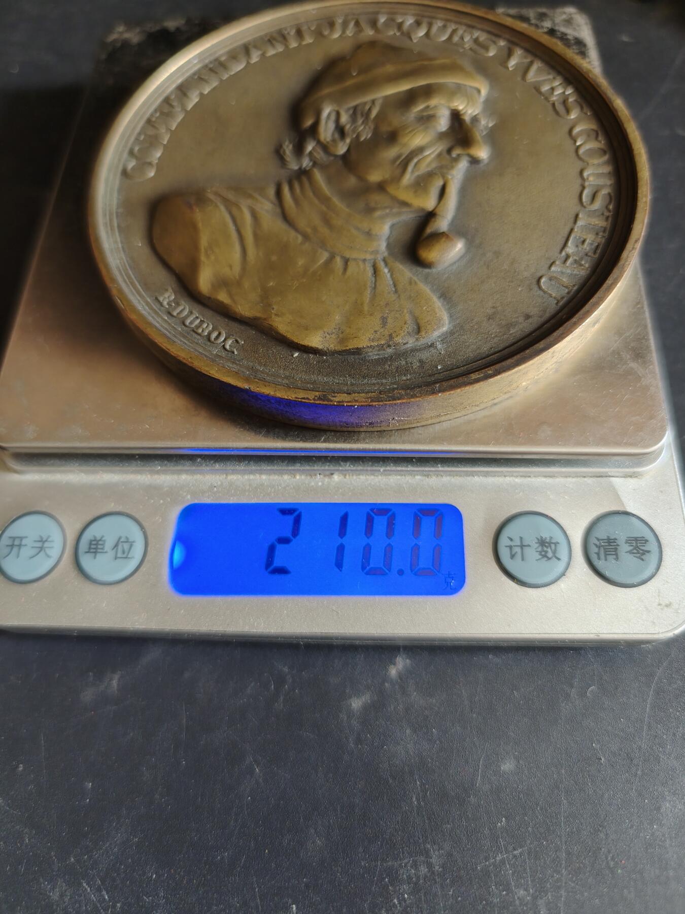 老王徽章第186期  法国罗伯特拉丰特出版社海军探险家雅克·库斯托纪念章 原盒 直径90mm     重量210g