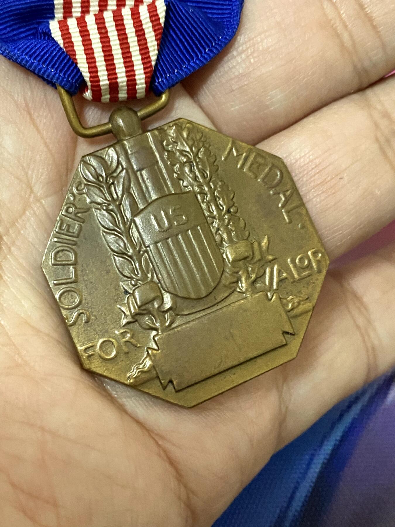 美德苏勋章奖章拍卖 本次各种都有 取消了保留价模式  德因原因只上2-3图 具体的想要的请联系我要完整图。都经过讨论未标明则全部是原品，保真 放心拍。3月4日晚上九点结束在麦稀奇 找不到的加我qq或者微信都是184277308备注苏章拍卖。