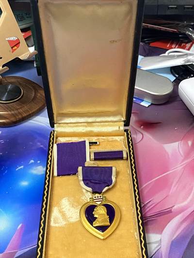 美德苏勋章奖章拍卖 本次各种都有 取消了保留价模式  德因原因只上2-3图 具体的想要的请联系我要完整图。都经过讨论未标明则全部是原品，保真 放心拍。3月4日晚上九点结束在麦稀奇 找不到的加我qq或者微信都是184277308备注苏章拍卖。 - 美国紫心勋章 (Purple Heart)带原盒 二战后期或者战后版本46-60年 比较早期 品相也很好