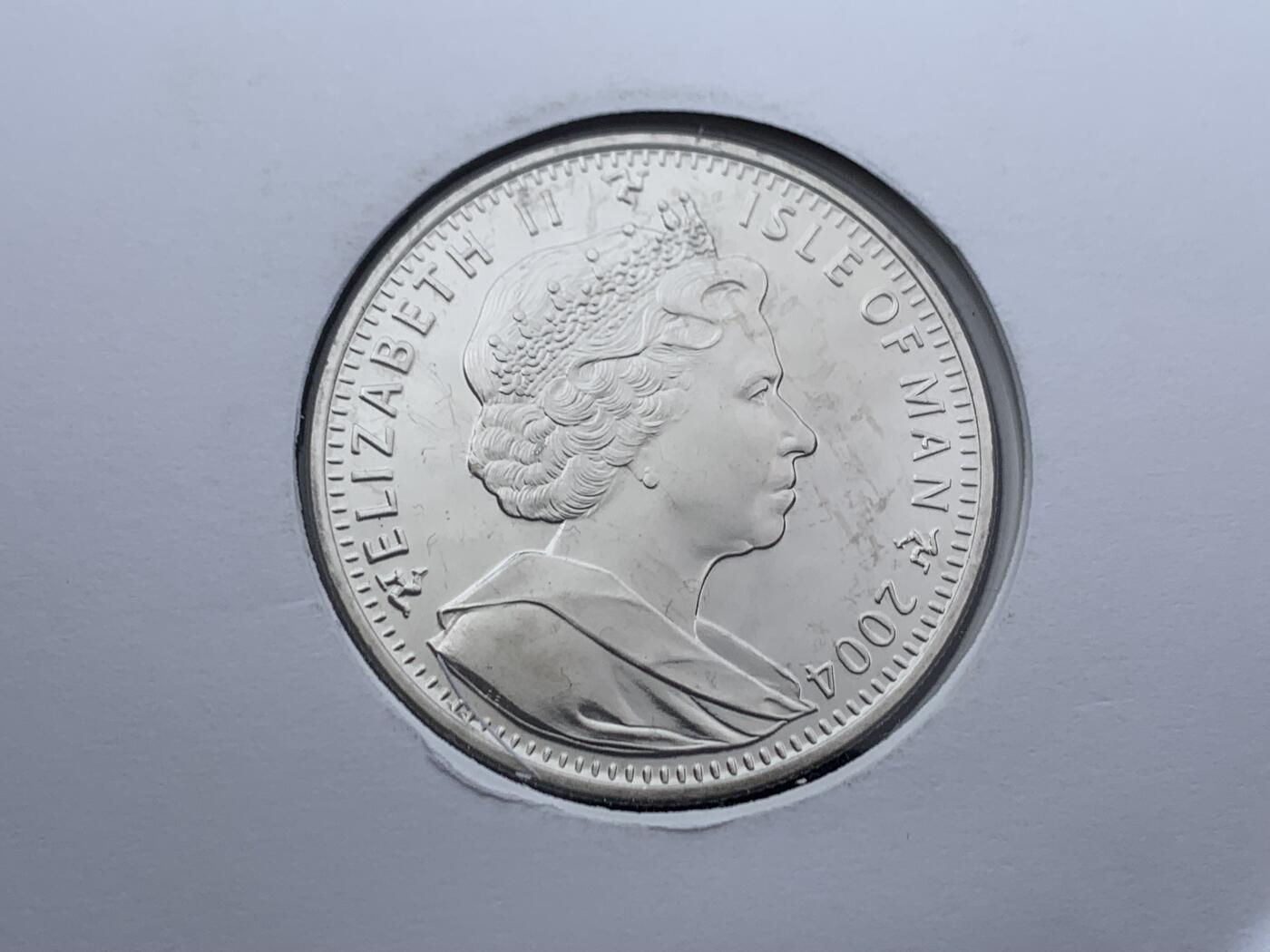 《竞宝斋》第468场 周日，周一 2场连拍 （全场包邮）欢迎送拍 英国马恩岛2004年诺曼底登陆日60周年1克朗纪念币，邮币封，附8张登陆日邮票和60周年邮戳