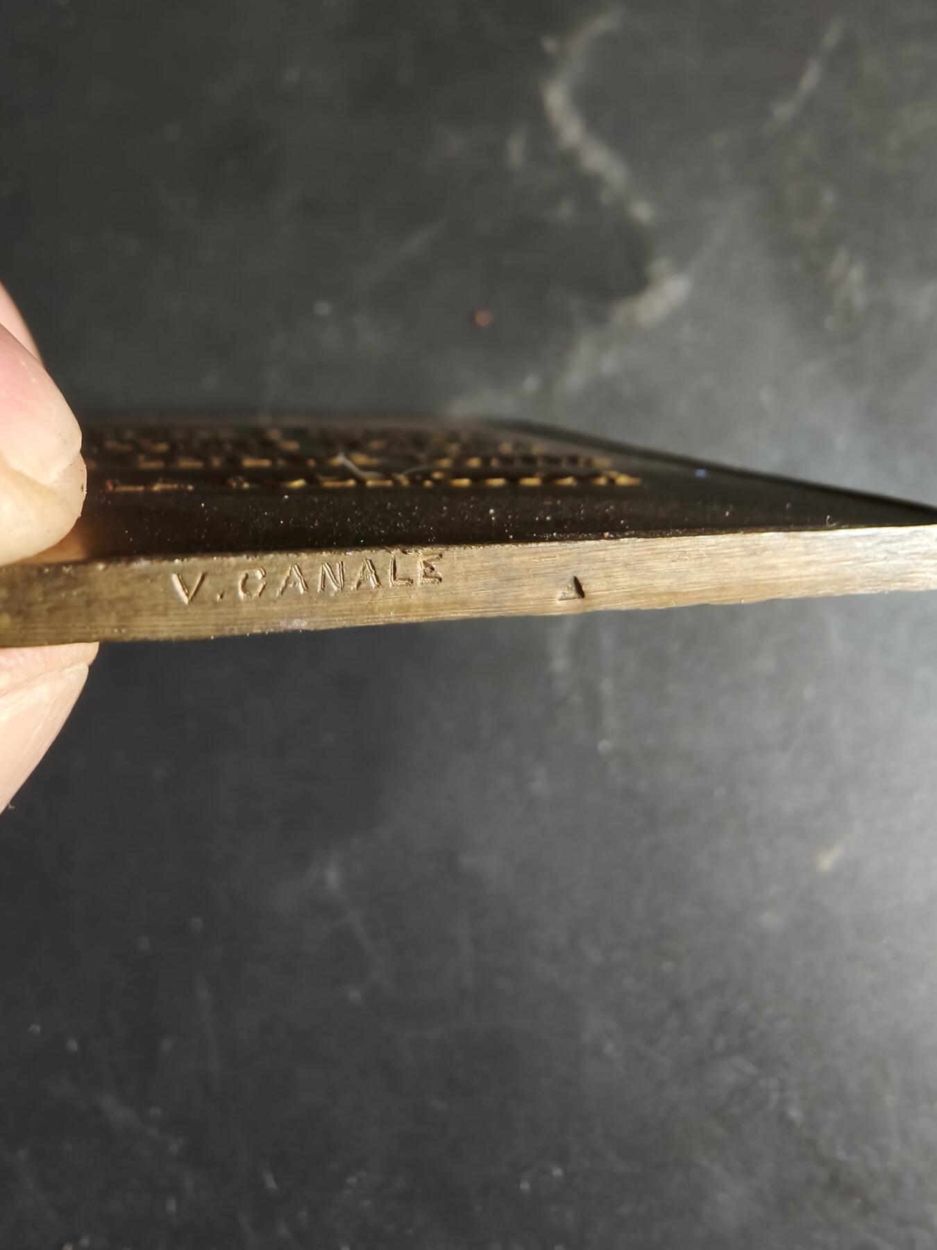 老王徽章第186期 法国对抗结核病委员会方形大铜章     原盒     尺寸55×43mm    重量65.2g