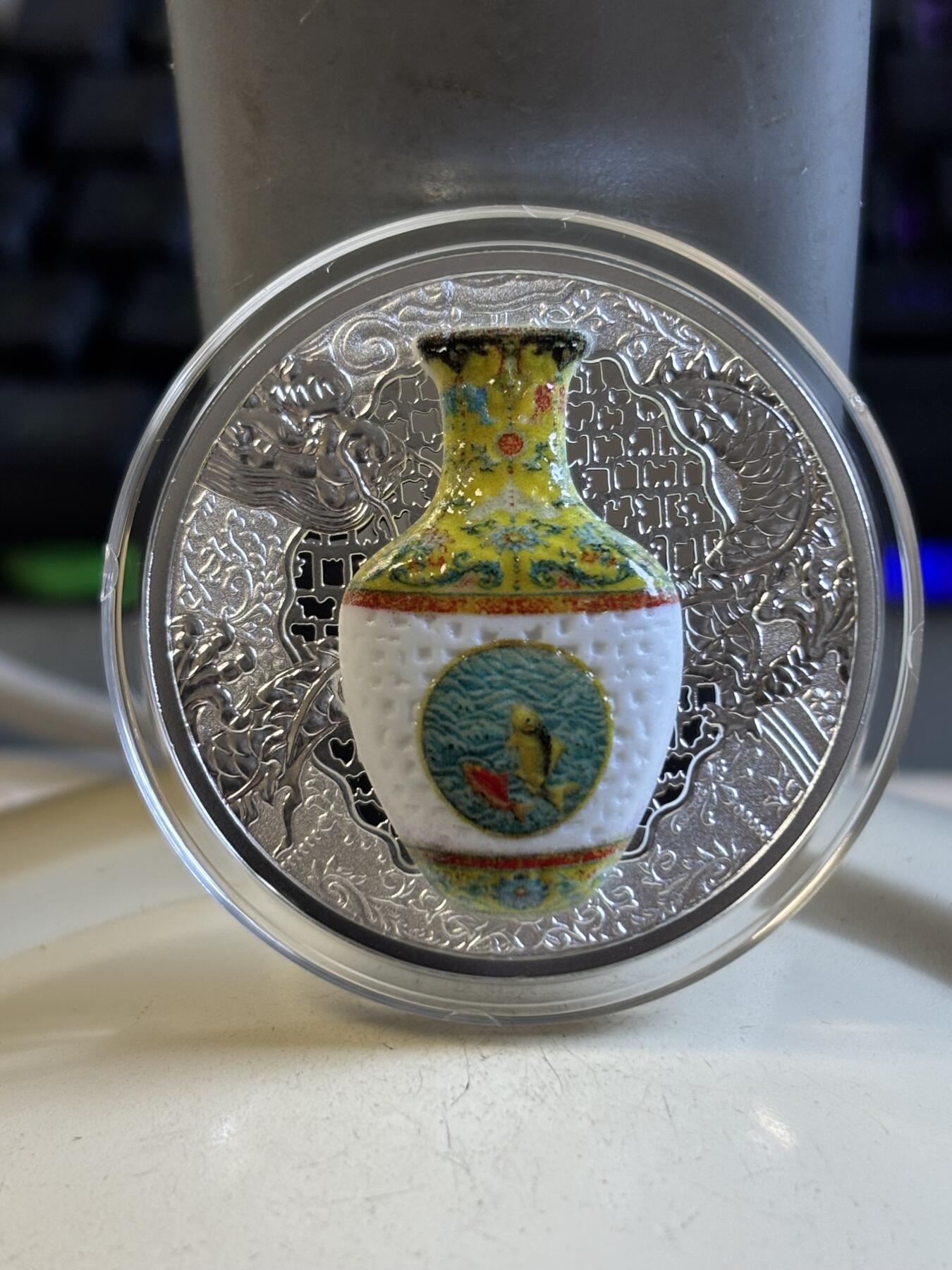 第193期拍卖 获奖币纽埃2016年镶嵌清代乾隆微型花瓶精制纪念银币，999银，17.5克，发行999枚