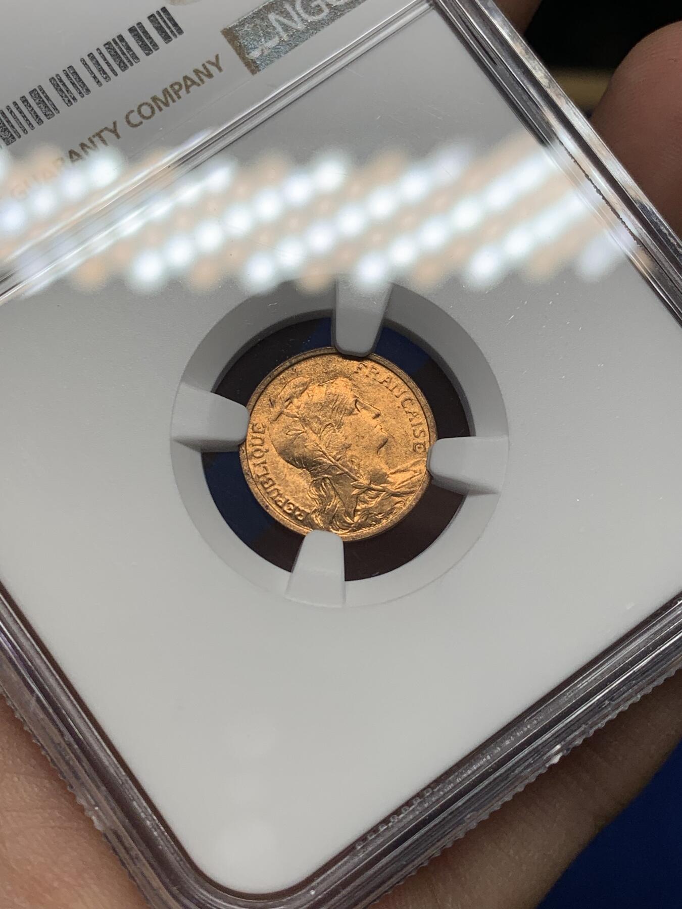 《竞宝斋》第468场 周日，周一 2场连拍 （全场包邮）欢迎送拍 NGC MS65RB 法国1908年玛丽安娜头像1生丁铜币，来自拍行的小批量库存，百年来未留下丝毫被岁月侵蚀的痕迹，分数也大有低估。