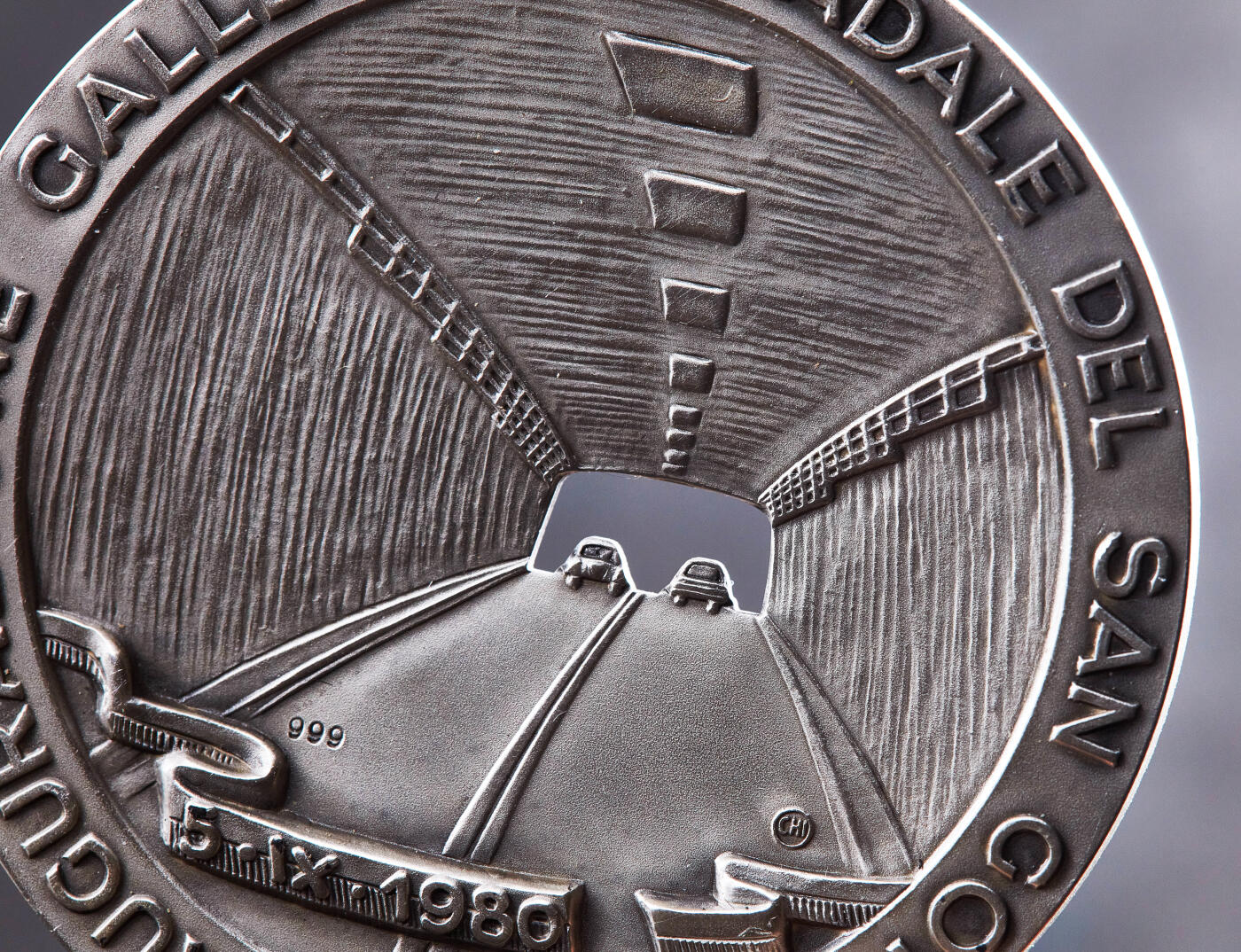 【俄甄集藏】2026年(049)03-18星期三 晚 19:30 全场包邮 瑞士1980年纪念连接德国、法国，瑞士、意大利的圣哥达公路隧道建成通车复古镂空大银章，直径：50mm，重量：71.8克，设计精美，999银