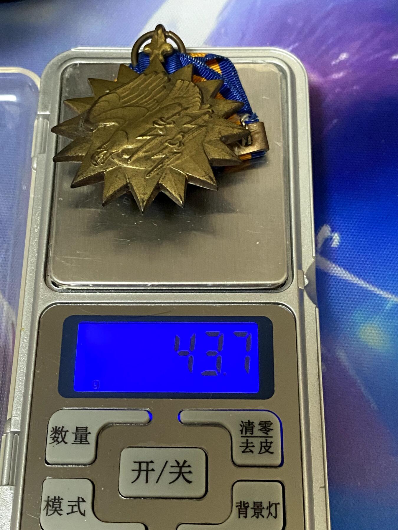 美德苏勋章奖章拍卖 本次各种都有 取消了保留价模式  德因原因只上2-3图 具体的想要的请联系我要完整图。都经过讨论未标明则全部是原品，保真 放心拍。3月4日晚上九点结束在麦稀奇 找不到的加我qq或者微信都是184277308备注苏章拍卖。