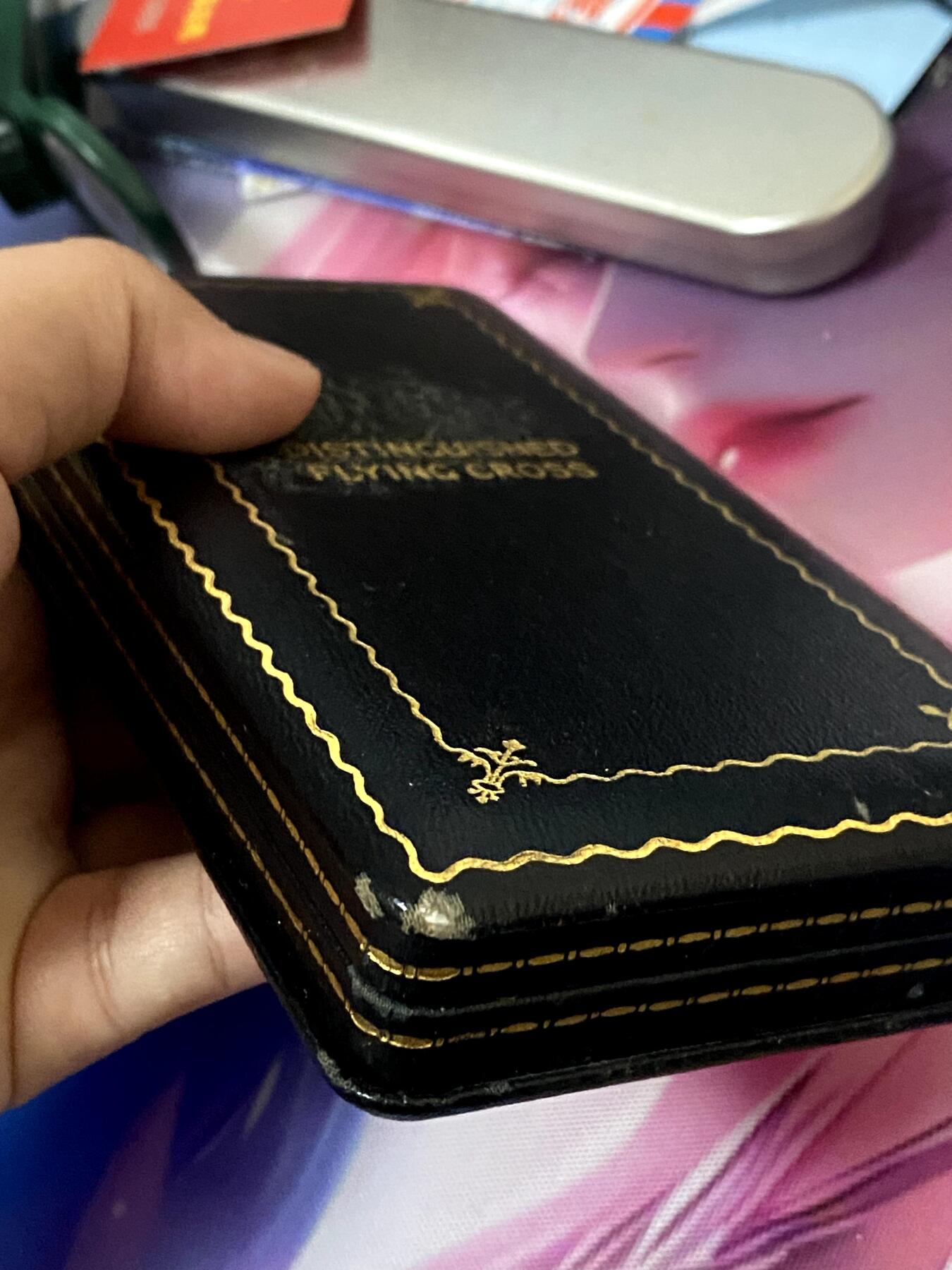 美德苏勋章奖章拍卖 本次各种都有 取消了保留价模式  德因原因只上2-3图 具体的想要的请联系我要完整图。都经过讨论未标明则全部是原品，保真 放心拍。3月4日晚上九点结束在麦稀奇 找不到的加我qq或者微信都是184277308备注苏章拍卖。 美国 飞行优异十字勋章 (Distinguished Flying Cross)带原盒 二战后期版本 也比稀有 品相很好