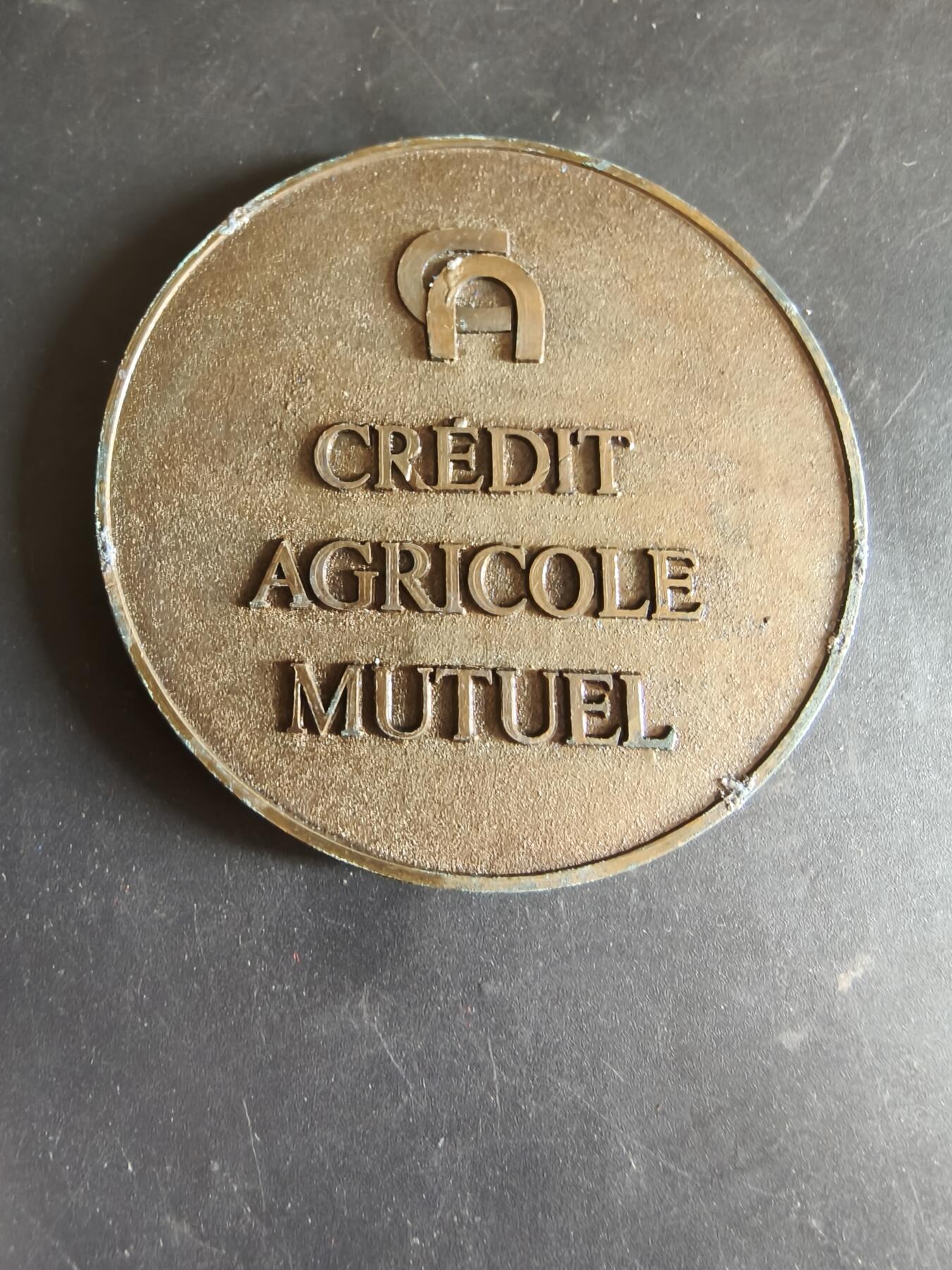 老王徽章第186期 法国农业信贷银行纪念章    原盒     正面为古希腊胜利女神     直径68mm     重量110g