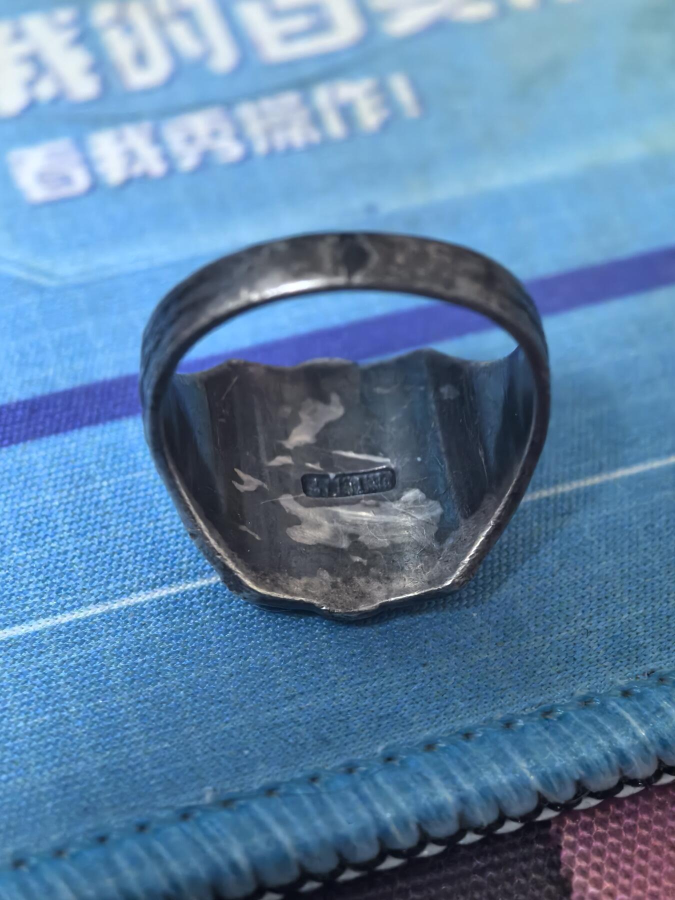 美德苏勋章奖章拍卖 本次各种都有 取消了保留价模式  德因原因只上2-3图 具体的想要的请联系我要完整图。都经过讨论未标明则全部是原品，保真 放心拍。3月4日晚上九点结束在麦稀奇 找不到的加我qq或者微信都是184277308备注苏章拍卖。 美国二战时期法拉古特舰队上将学院 纯银戒指 美国唯一一所荣誉海军学院 二战军版原品 非常稀有 内部有纯银标识