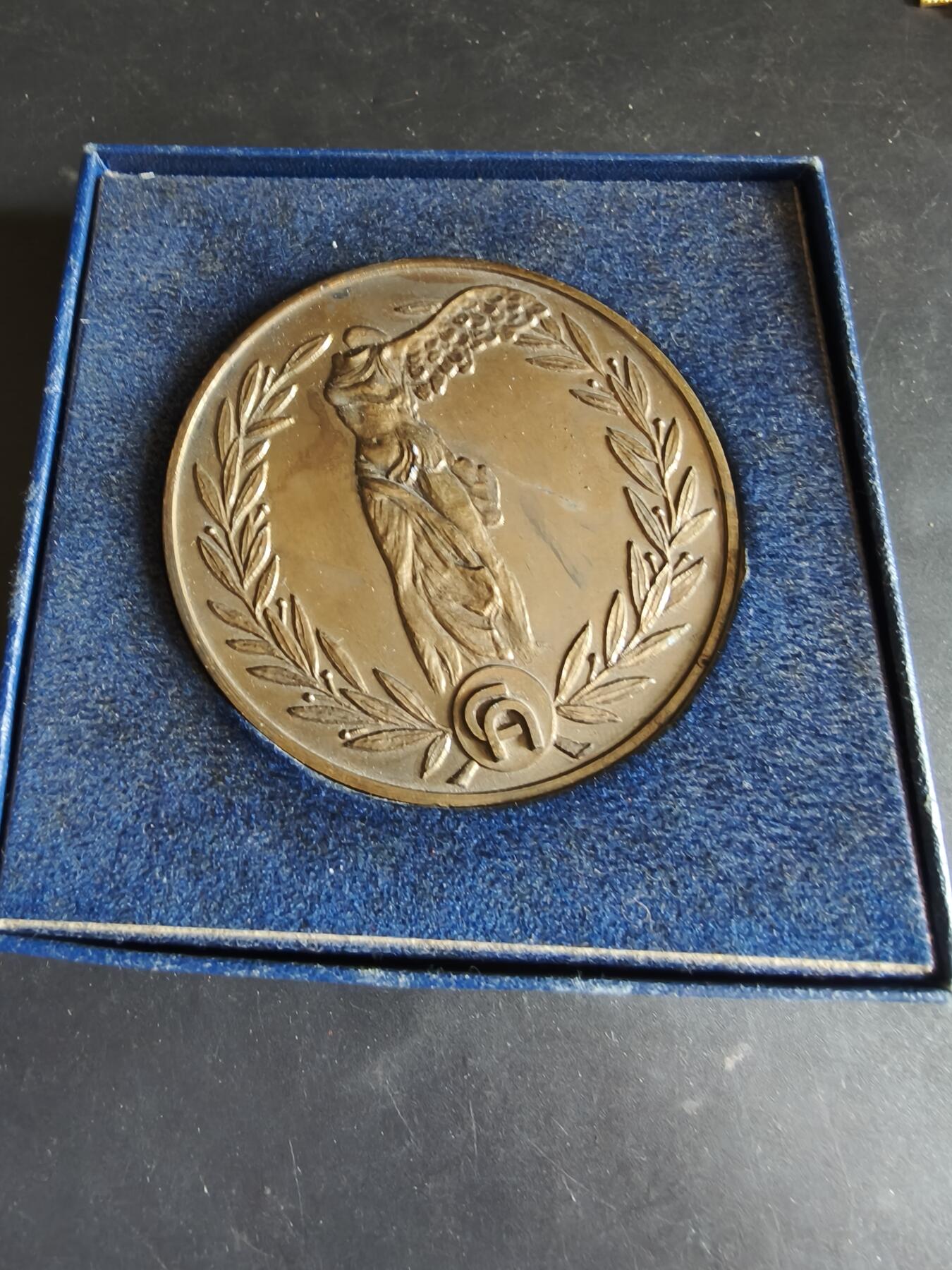 老王徽章第186期 法国农业信贷银行纪念章    原盒     正面为古希腊胜利女神     直径68mm     重量110g