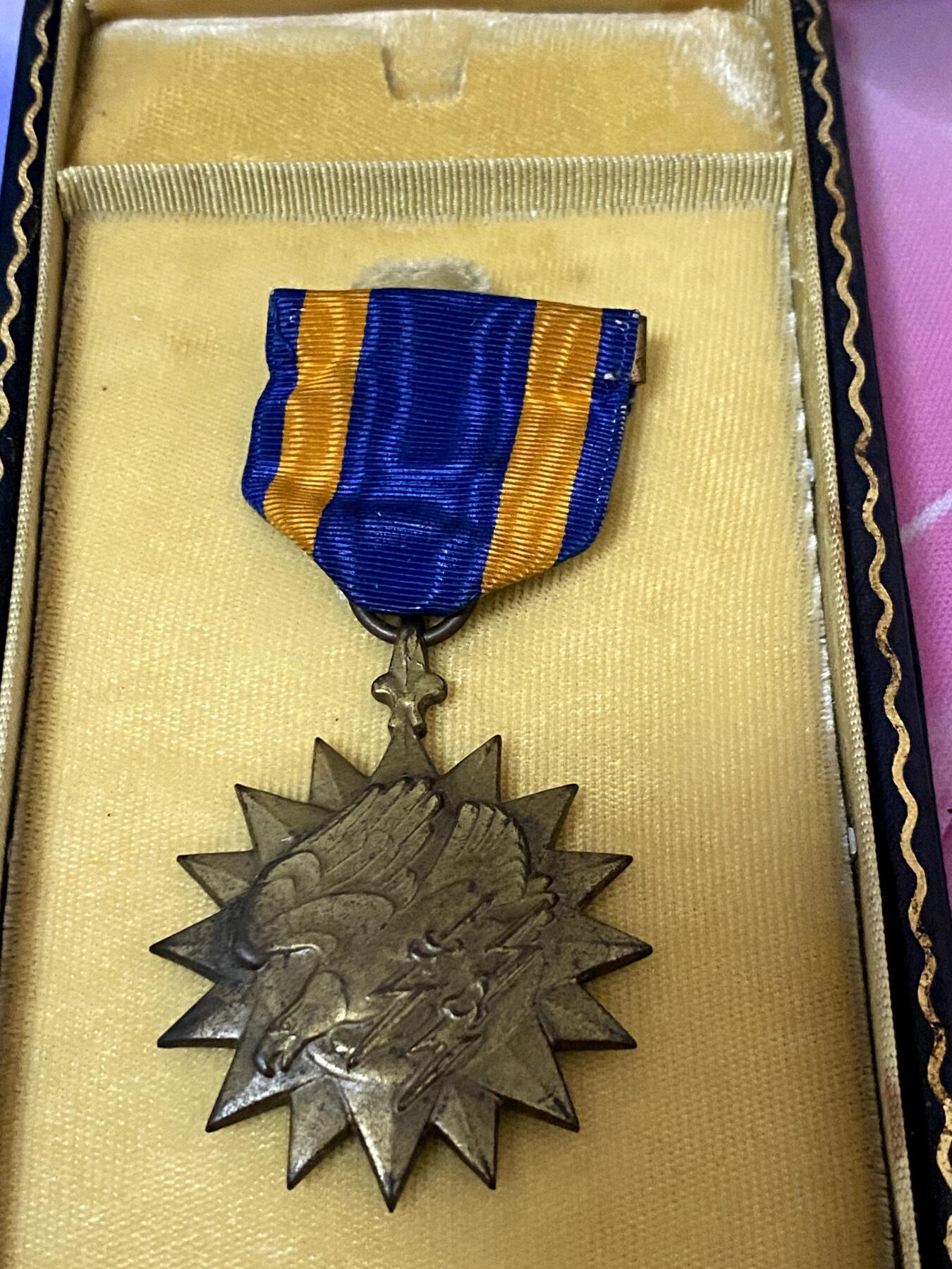 美德苏勋章奖章拍卖 本次各种都有 取消了保留价模式  德因原因只上2-3图 具体的想要的请联系我要完整图。都经过讨论未标明则全部是原品，保真 放心拍。3月4日晚上九点结束在麦稀奇 找不到的加我qq或者微信都是184277308备注苏章拍卖。