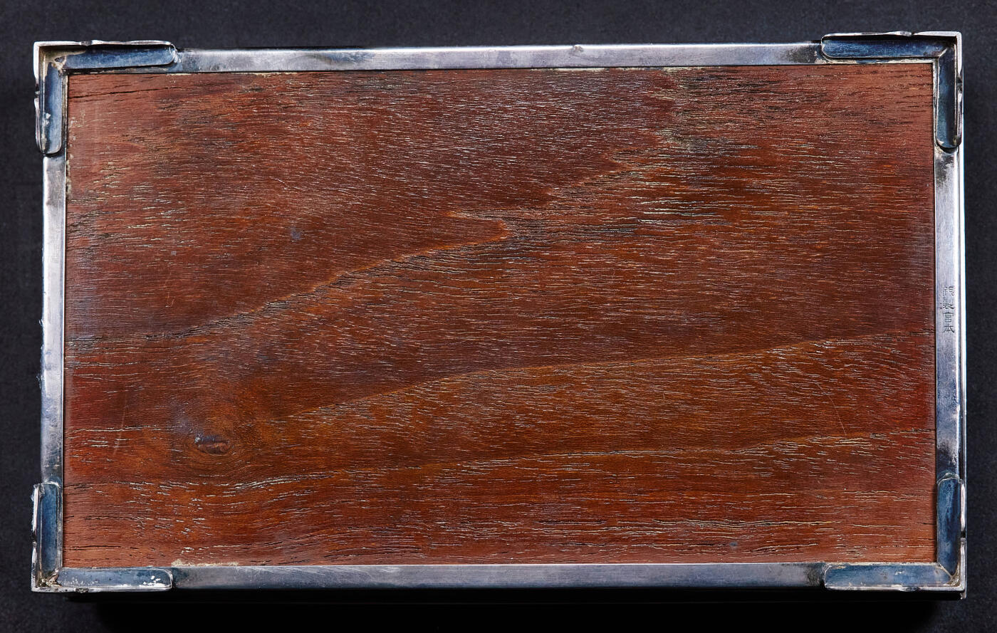 【俄甄集藏】2026年(049)03-18星期三 晚 19:30 全场包邮 日本大正时期银质镶嵌古董烟丝盒，名家宫本作品，长：165mm，宽：100mm，高：43mm，重量：418.4克，925银