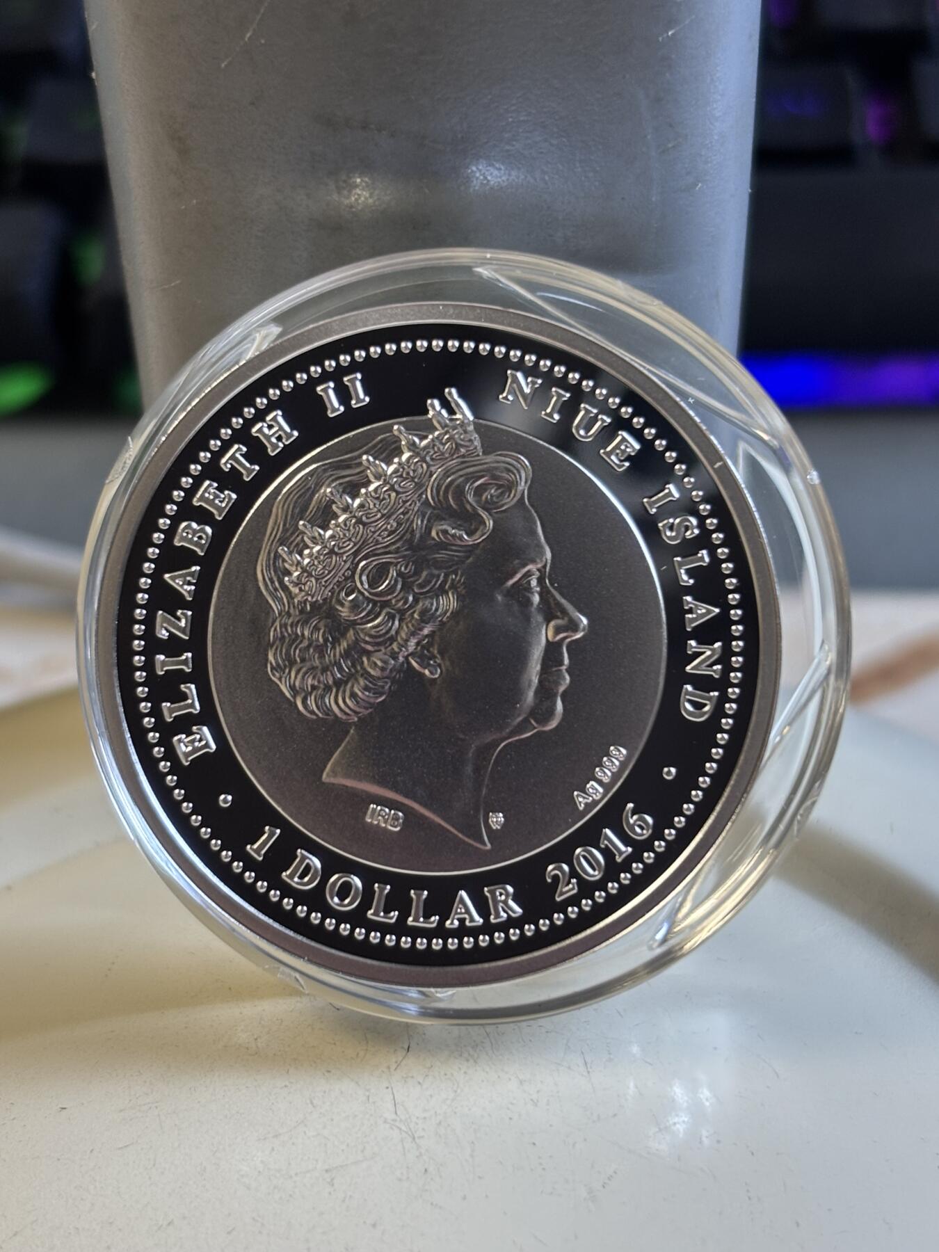 第193期拍卖 获奖币纽埃2016年镶嵌清代乾隆微型花瓶精制纪念银币，999银，17.5克，发行999枚