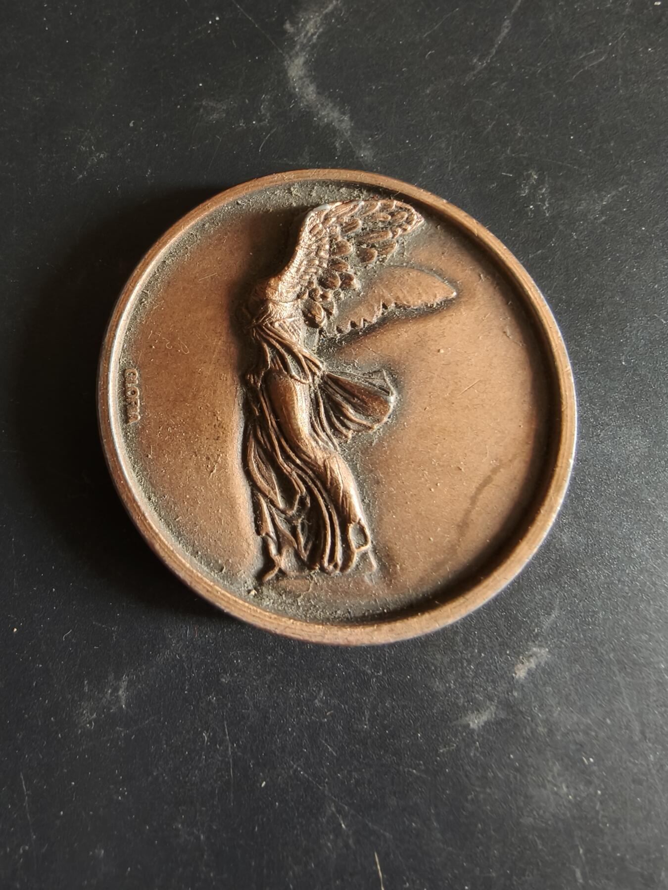 老王徽章第186期 法国诺曼底地区蓬杜伊镇纪念章    原盒     正面为“萨莫色雷斯尼克的胜利女神”     直径50mm    重量60.7g