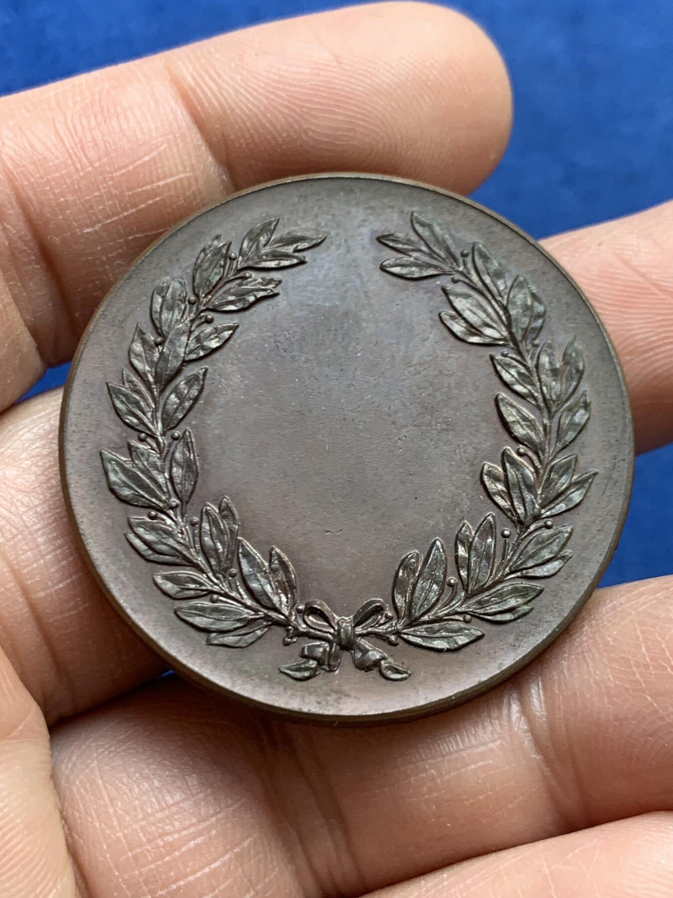 《竞宝斋》第468场 周日，周一 2场连拍 （全场包邮）欢迎送拍 英国19世纪拉格比公学（1567年办学，英国九大公学之一）无铭文铜章，盾徽细腻漂亮，整体铜光均匀，34.4克，38.9mm，带原盒