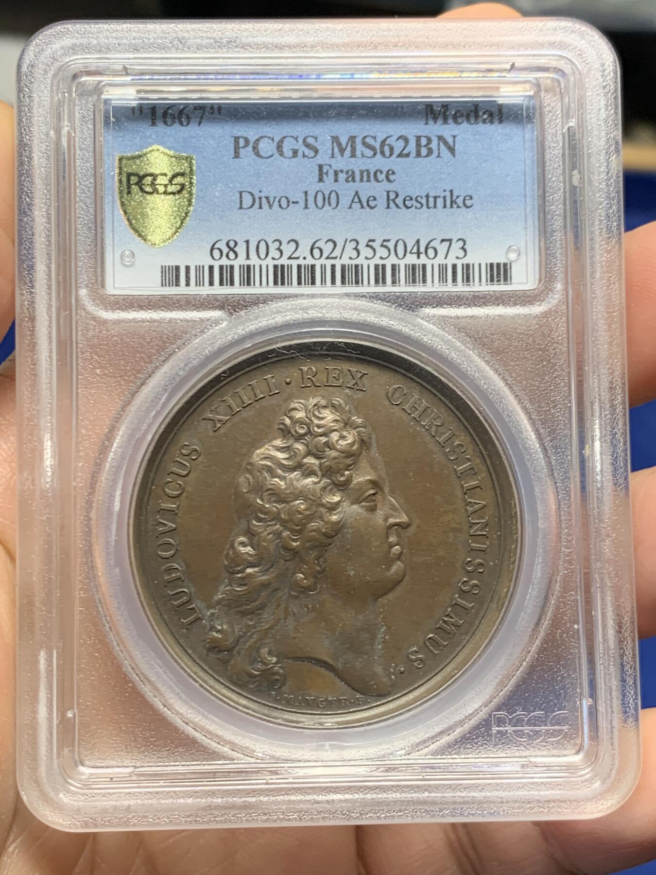 《竞宝斋》第468场 周日，周一 2场连拍 （全场包邮）欢迎送拍 PCGS MS62BN 法国路易十四“遗产战争胜利”经典战役纪念铜章，彩色包浆，背面为骑马征战图案，“以骑兵击溃敌军”铭文，唯一冠军分，加厚盒