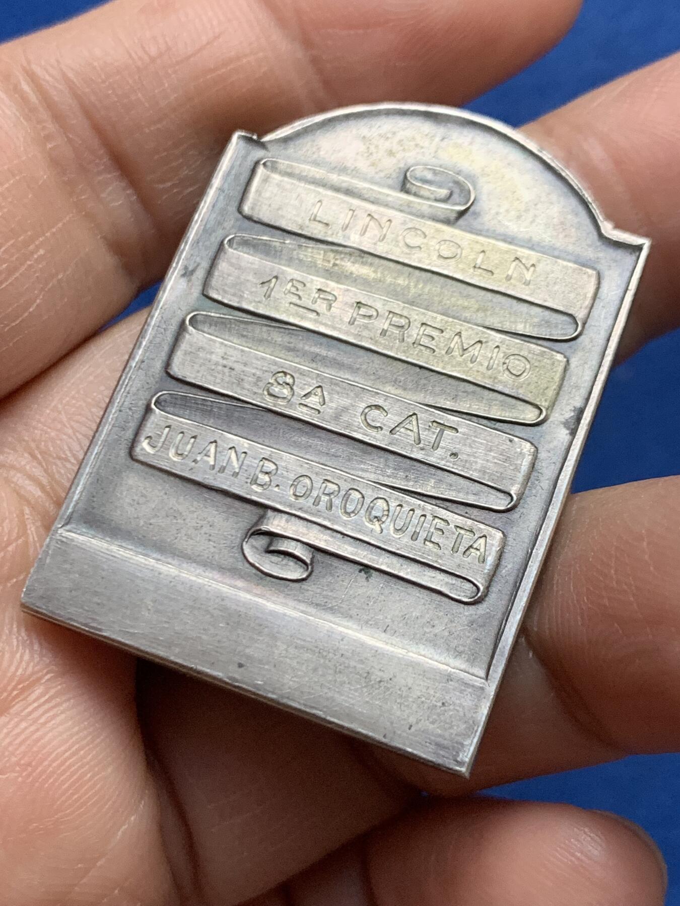 《竞宝斋》第468场 周日，周一 2场连拍 （全场包邮）欢迎送拍 两枚一组 阿根廷畜牧业展览会纪念章 1930年银章（26.92克）/1929年铜章（19.45克） 尺寸约30mmX42mm