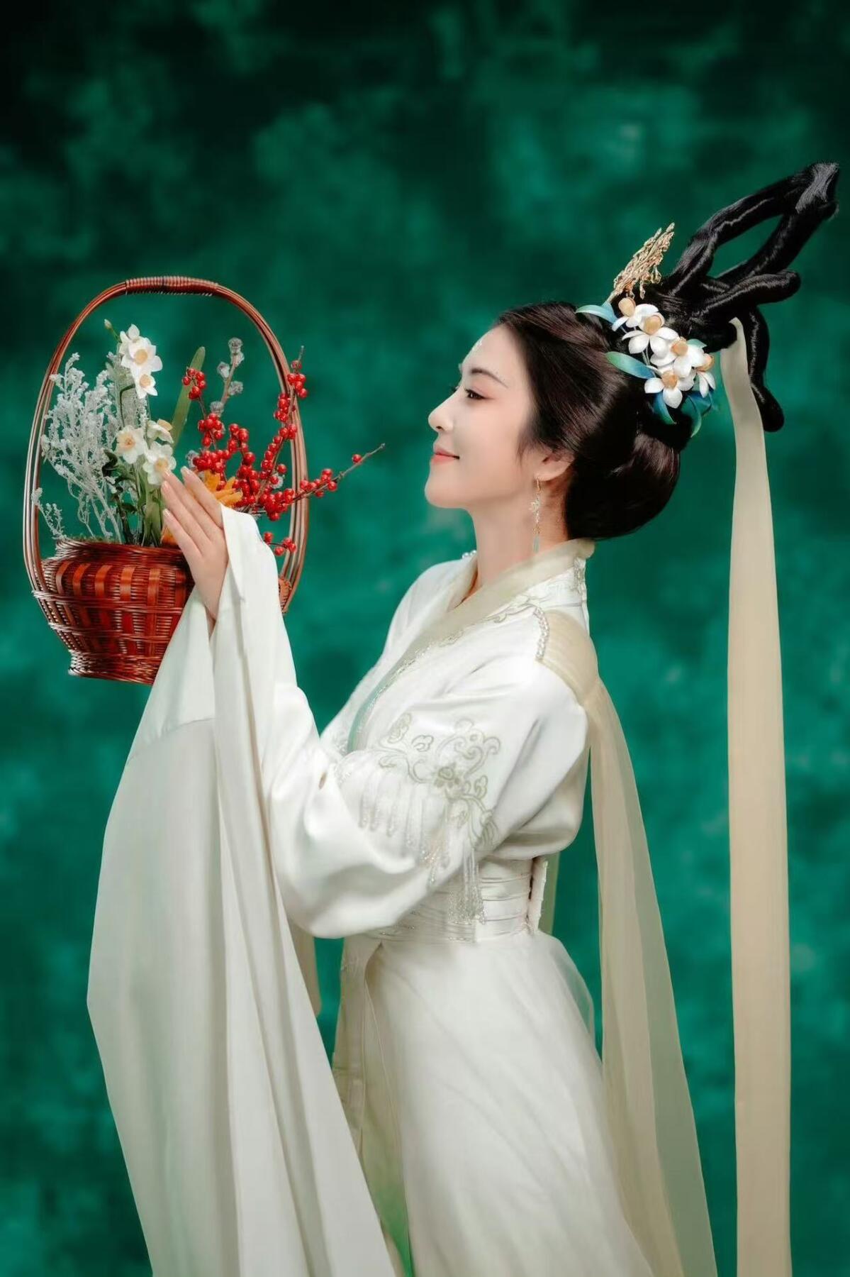 零元拍：凌波踏月，岁序归圆。2026马年春晚《贺花神》腊月水仙花神，越剧名家李云霄亲签水仙花神洛神甄宓春帖