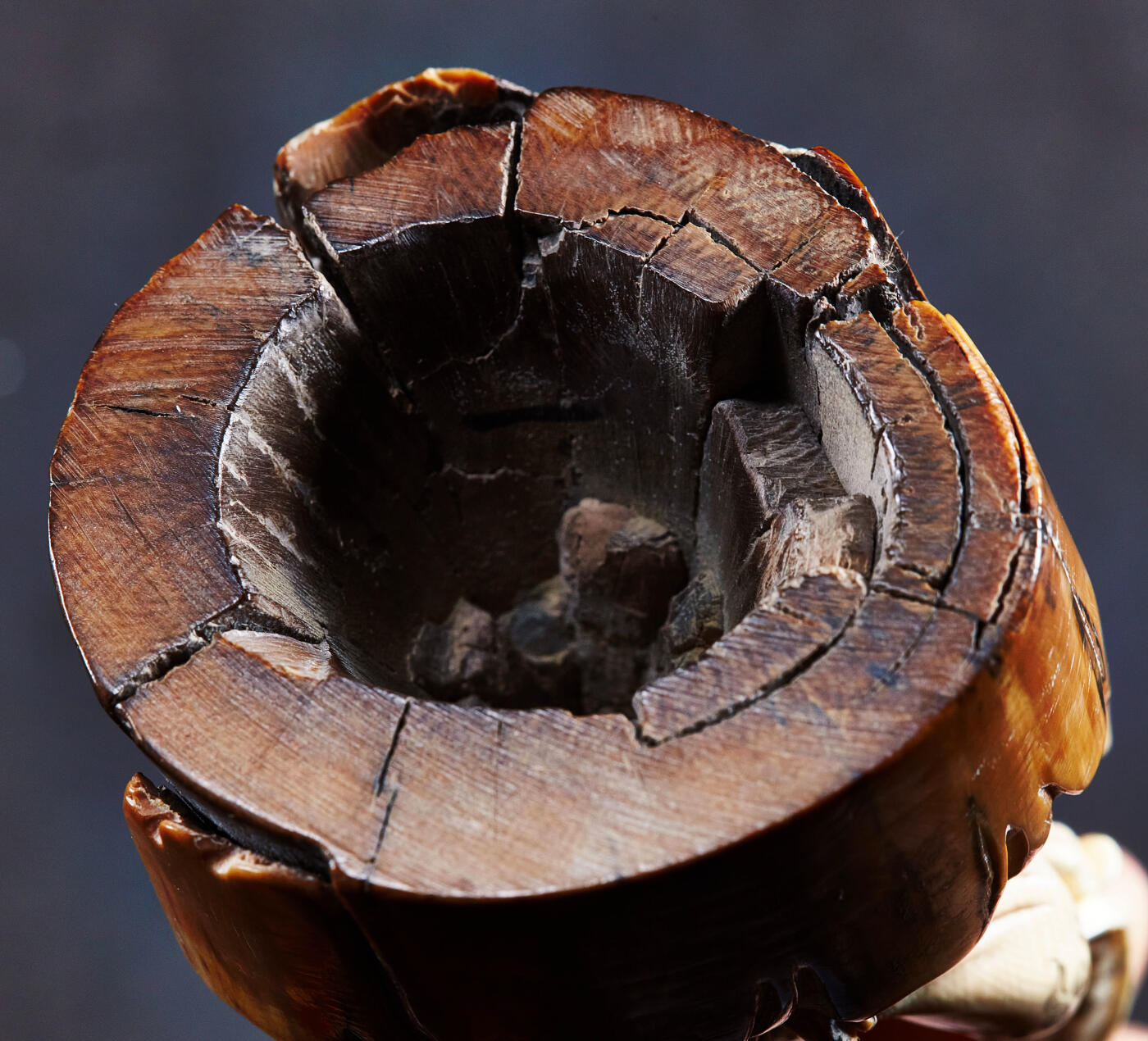 【俄甄集藏】2026年(049)03-18星期三 晚 19:30 全场包邮 日本大正时期古董彩绘白色珍贵材料弥勒佛摆件，高：90mm，宽：60mm，重量：299.5克，赠送木质底座与锦盒