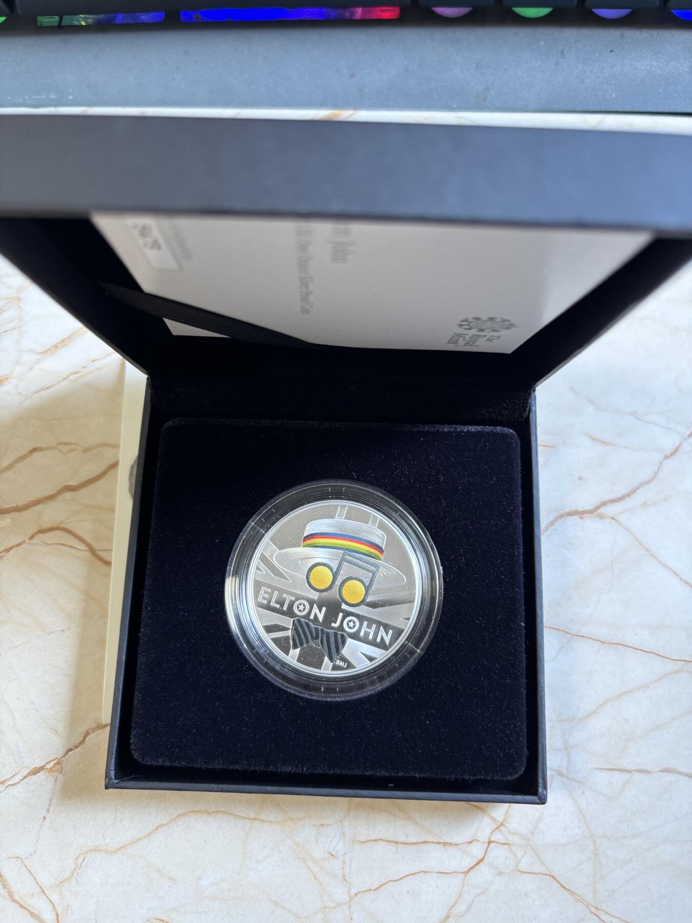 第193期拍卖 英国2020年音乐乐队传奇系列2艾尔顿·约翰彩银币，999银，1盎司，发行7500枚，有氧化点