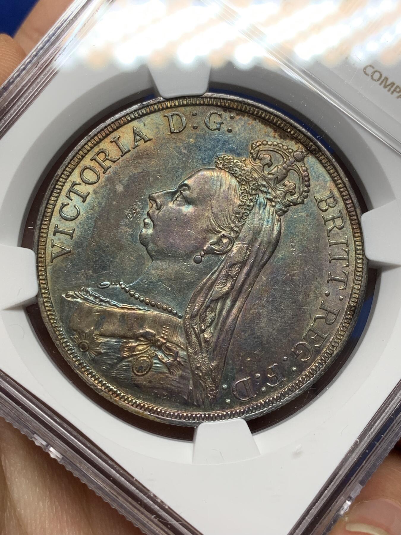 《竞宝斋》第468场 周日，周一 2场连拍 （全场包邮）欢迎送拍 NGC AU58 英国 1887年 维多利亚高冠马剑克朗大银币 币面五彩转光 背面环彩