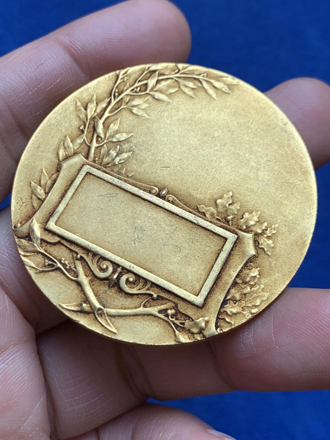 《竞宝斋》第468场 周日，周一 2场连拍 （全场包邮）欢迎送拍 法国畜牧业镀金铜章 51.3克 49mm 三角铜标