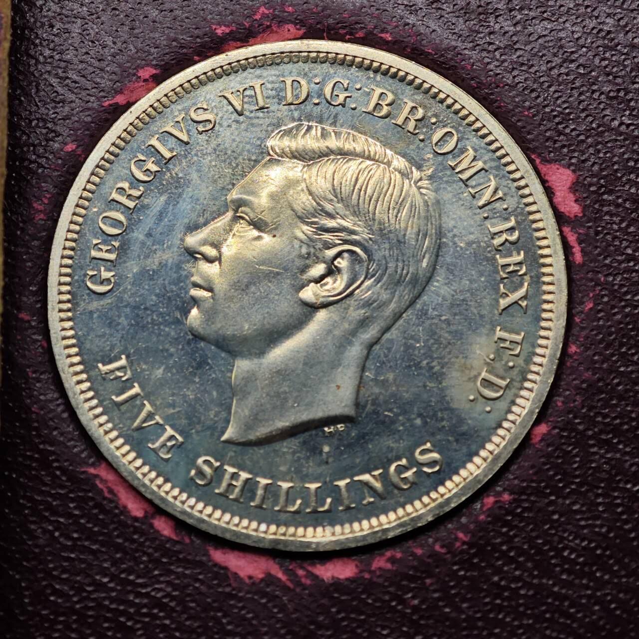  【淘币小摊】限时拍第八百七十八拍   克朗币邮币封场    每周一统一发货 英国1951年乔治六世五先令镍马剑克朗红盒证