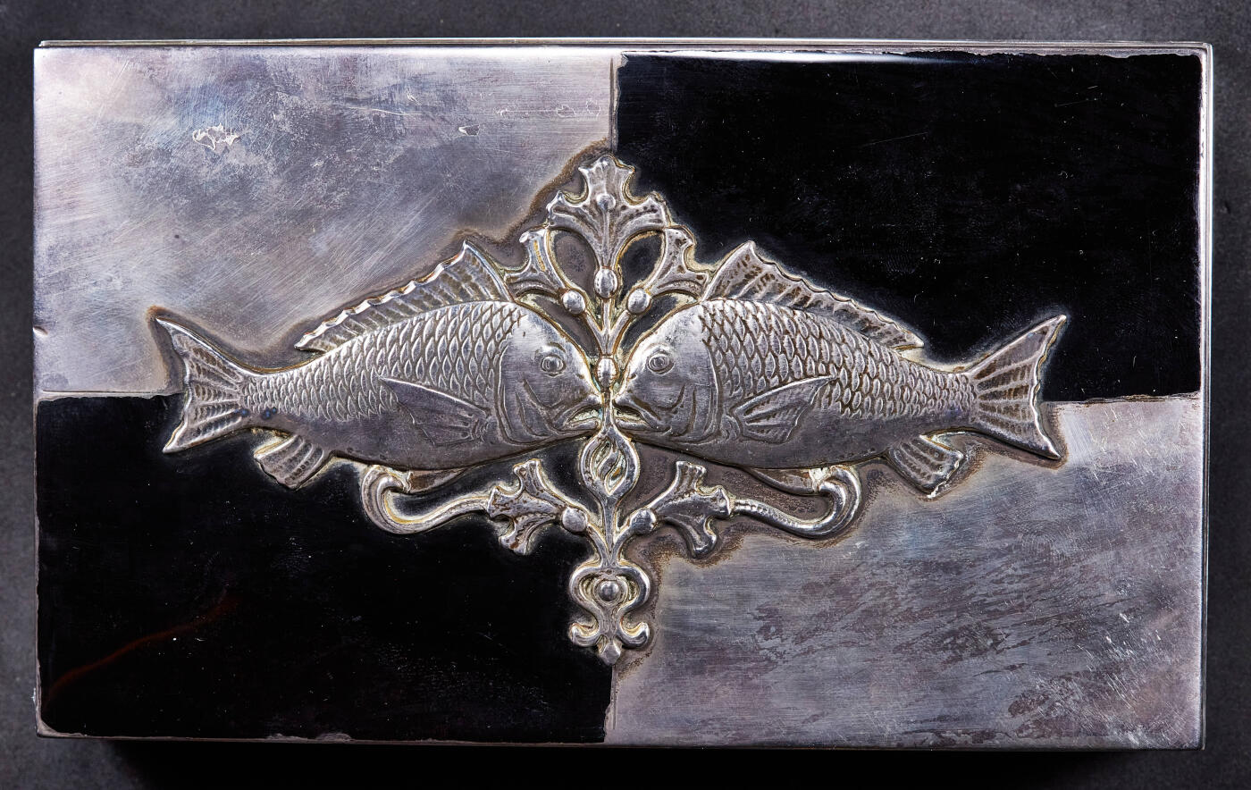 【俄甄集藏】2026年(049)03-18星期三 晚 19:30 全场包邮 日本大正时期银质镶嵌古董烟丝盒，名家宫本作品，长：165mm，宽：100mm，高：43mm，重量：418.4克，925银