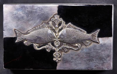 【俄甄集藏】2026年(049)03-18星期三 晚 19:30 全场包邮 - 日本大正时期银质镶嵌古董烟丝盒，名家宫本作品，长：165mm，宽：100mm，高：43mm，重量：418.4克，925银