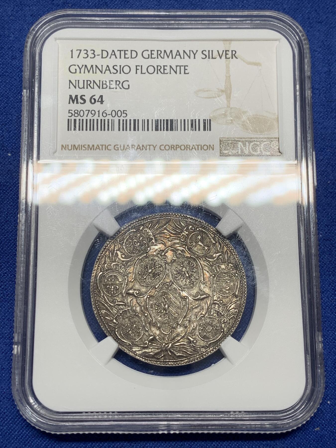 《竞宝斋》第468场 周日，周一 2场连拍 （全场包邮）欢迎送拍 NGC MS64 德国1733年纽伦堡花卉与盾徽银章，非常稀少的早期德系银章，极尽繁复华丽，工艺惊人，盾徽与花草的细节纤毫毕现。在半机制币的时代堪称天花板级别的炫技之作